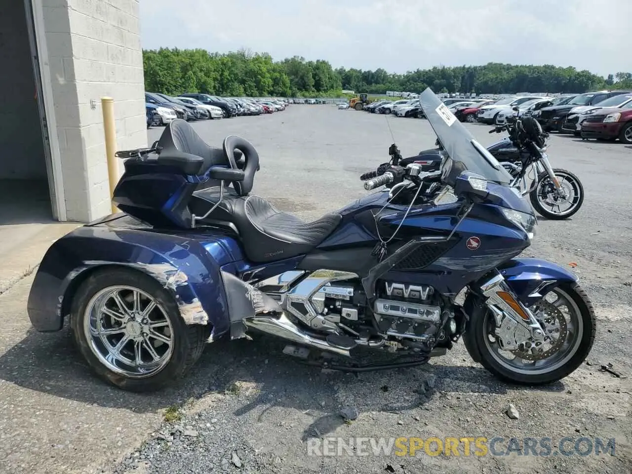 1 Photograph of a damaged car JH2SC7955JK000631 HONDA GL CYCLE 2018