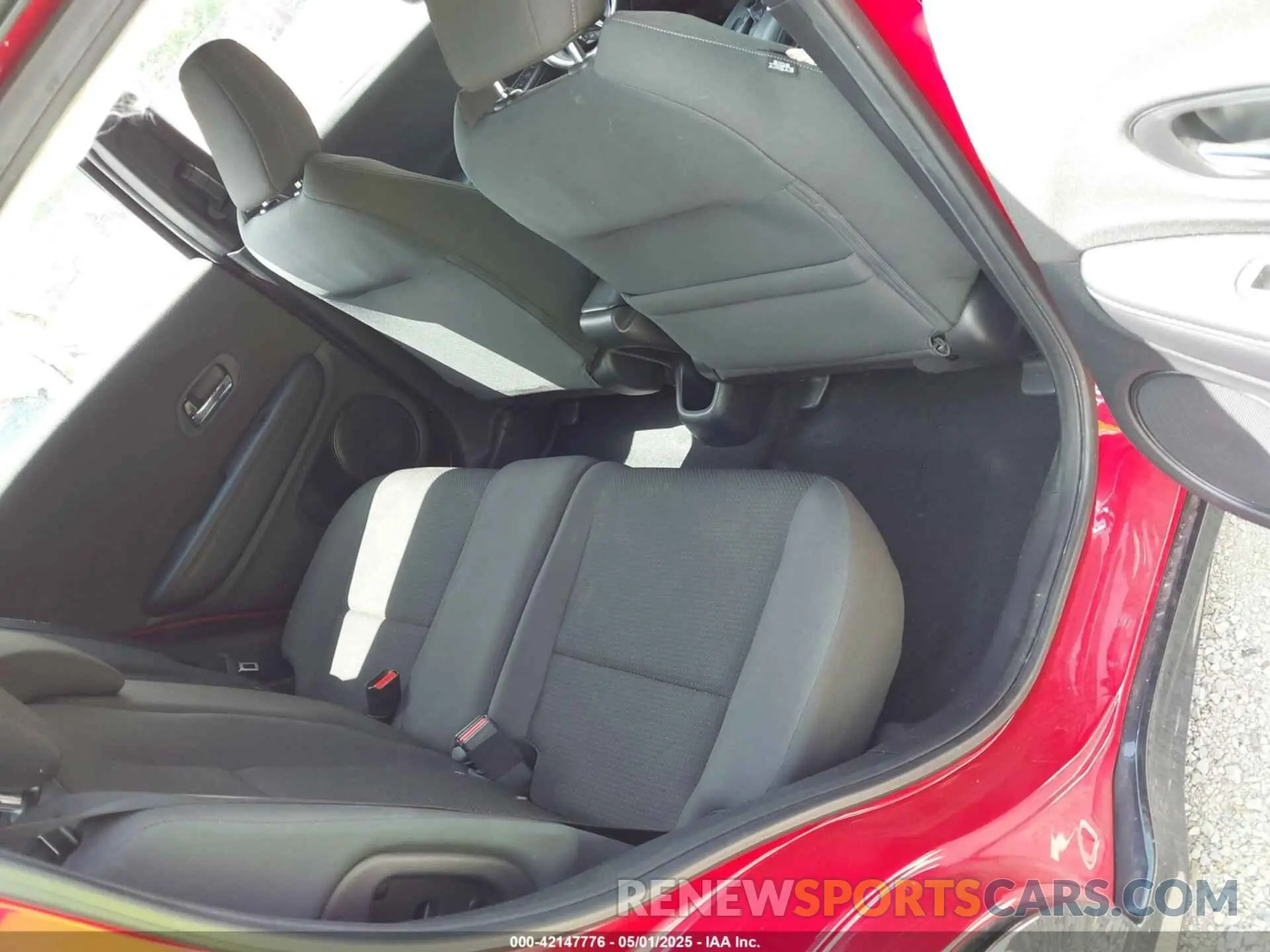 8 Photograph of a damaged car 3CZRU5H13KG703235 HONDA HR-V 2019