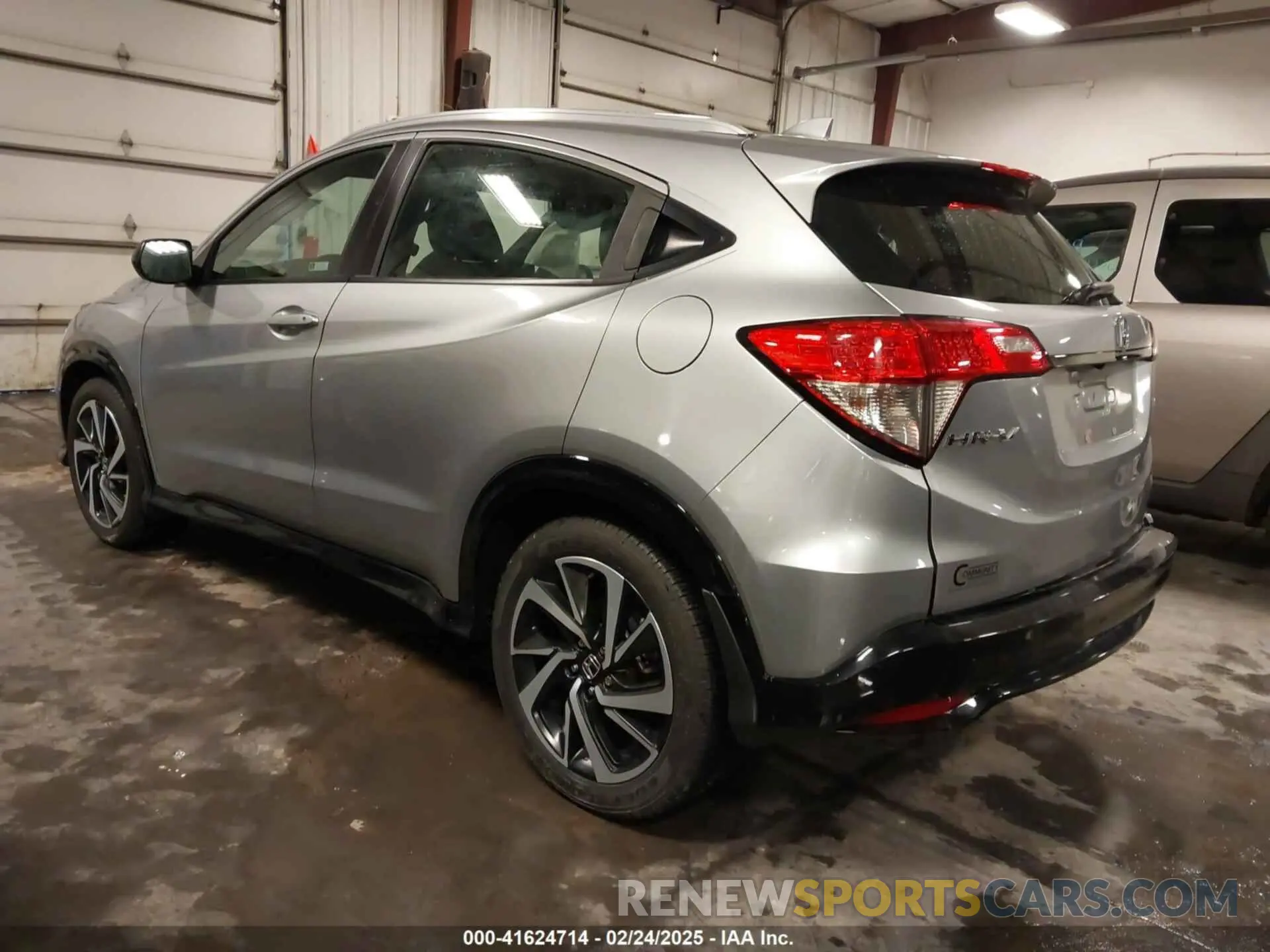 3 Photograph of a damaged car 3CZRU5H15KG707576 HONDA HR-V 2019