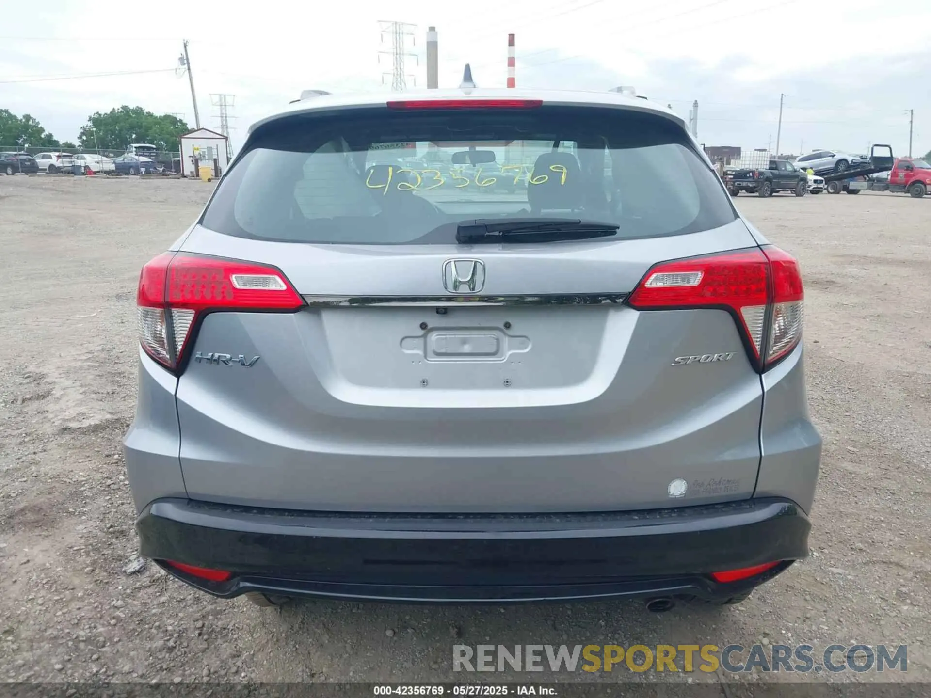 17 Photograph of a damaged car 3CZRU5H15KM725481 HONDA HR-V 2019