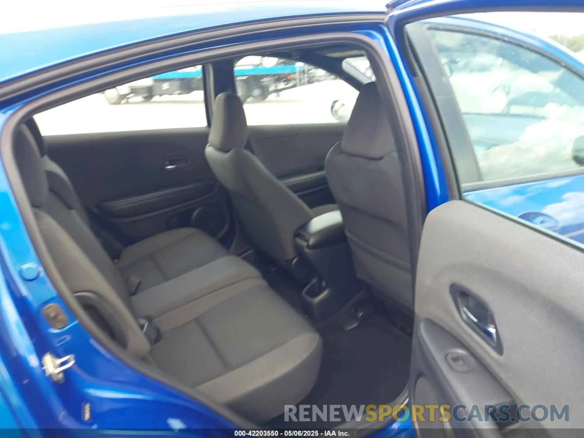 8 Photograph of a damaged car 3CZRU5H17KG713217 HONDA HR-V 2019