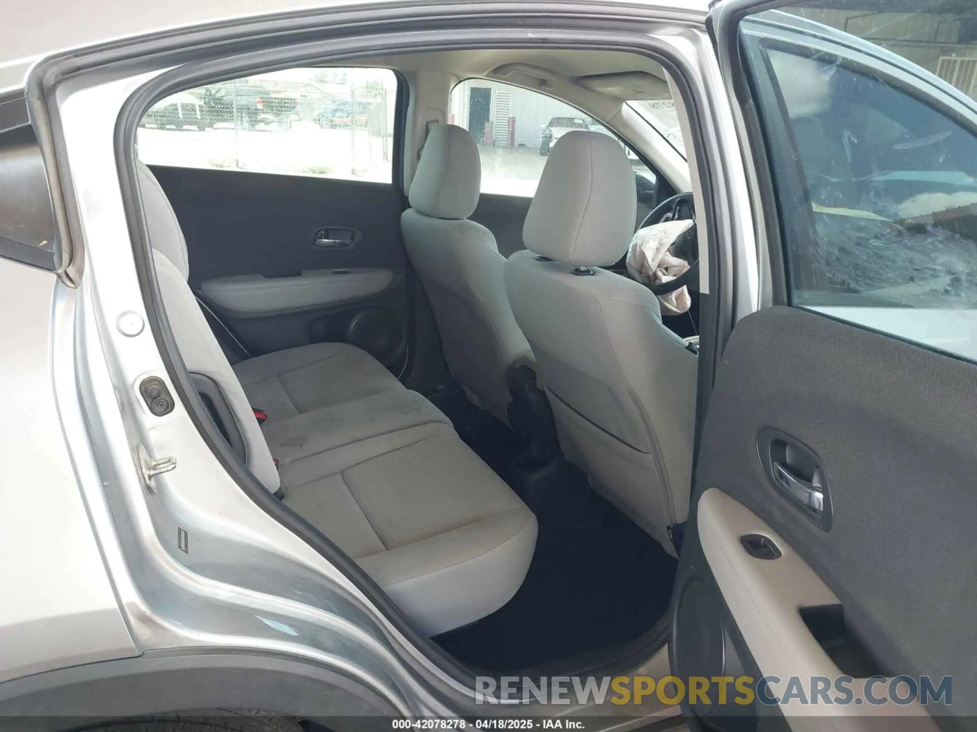 8 Photograph of a damaged car 3CZRU5H32KG701297 HONDA HR-V 2019