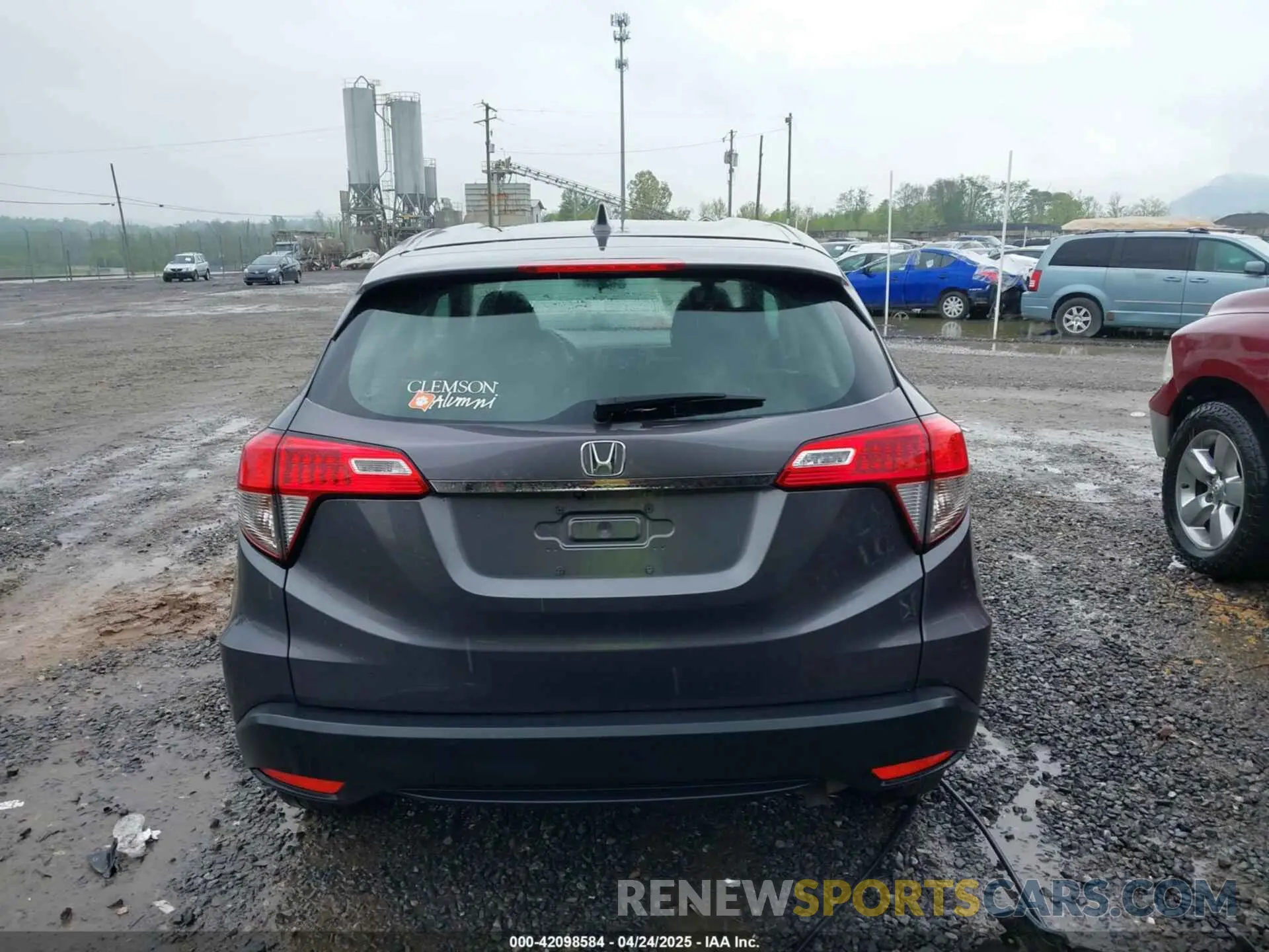 17 Photograph of a damaged car 3CZRU5H34KG702631 HONDA HR-V 2019