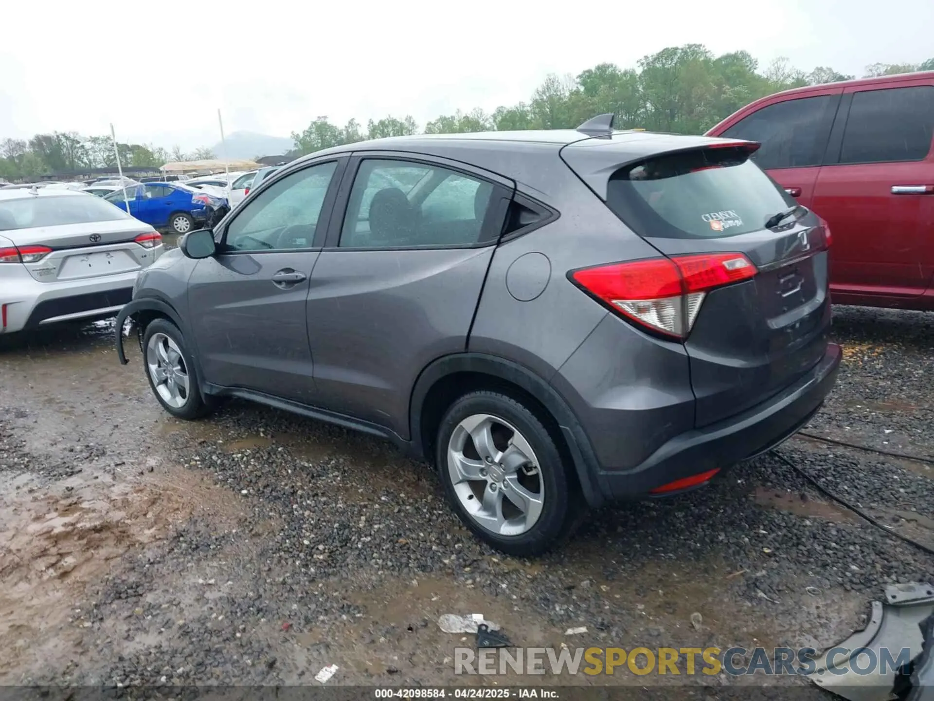 3 Photograph of a damaged car 3CZRU5H34KG702631 HONDA HR-V 2019