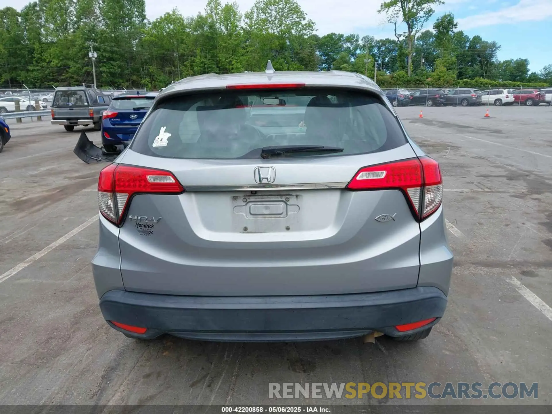 17 Photograph of a damaged car 3CZRU5H34KG712351 HONDA HR-V 2019