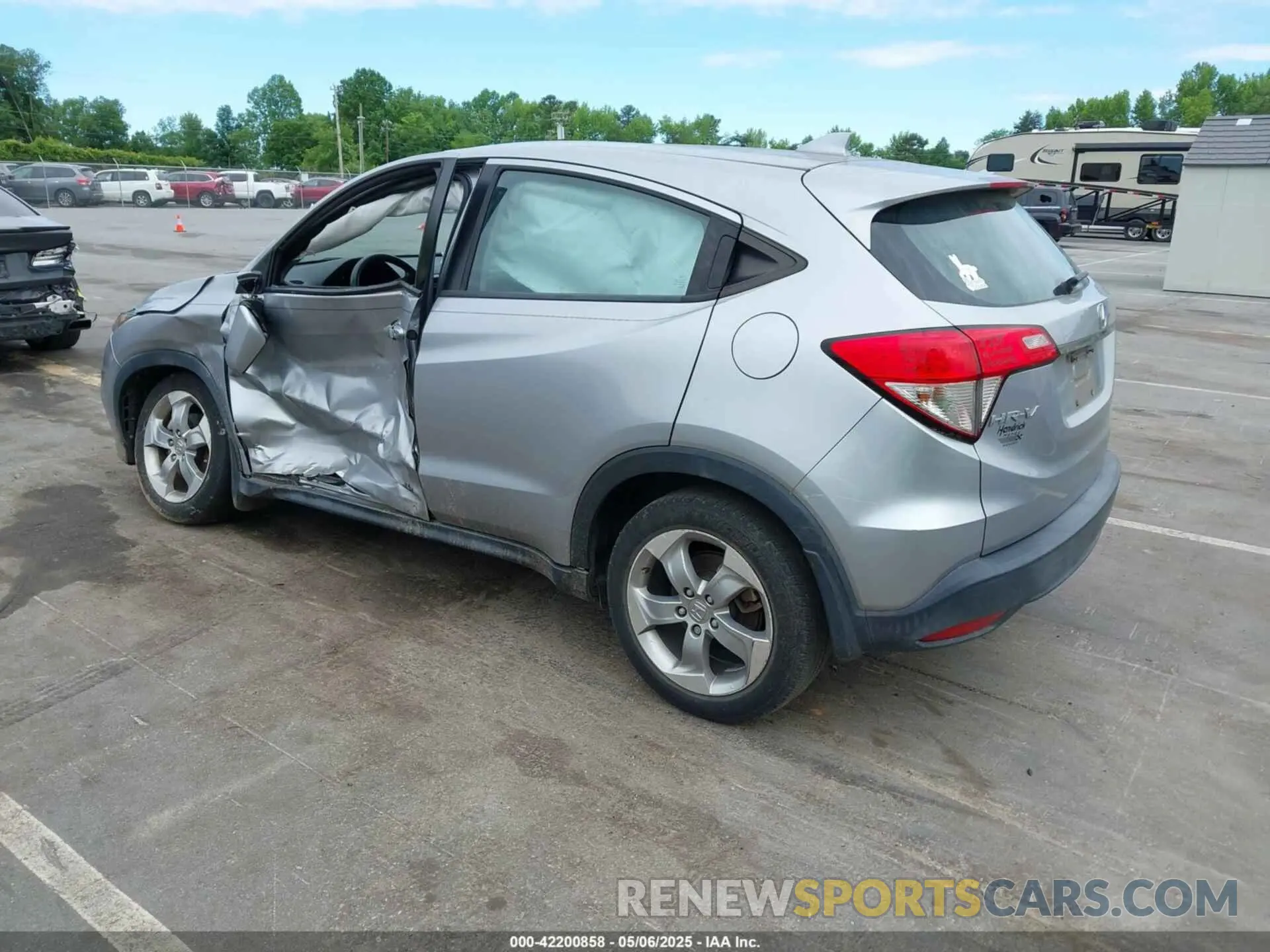 3 Photograph of a damaged car 3CZRU5H34KG712351 HONDA HR-V 2019