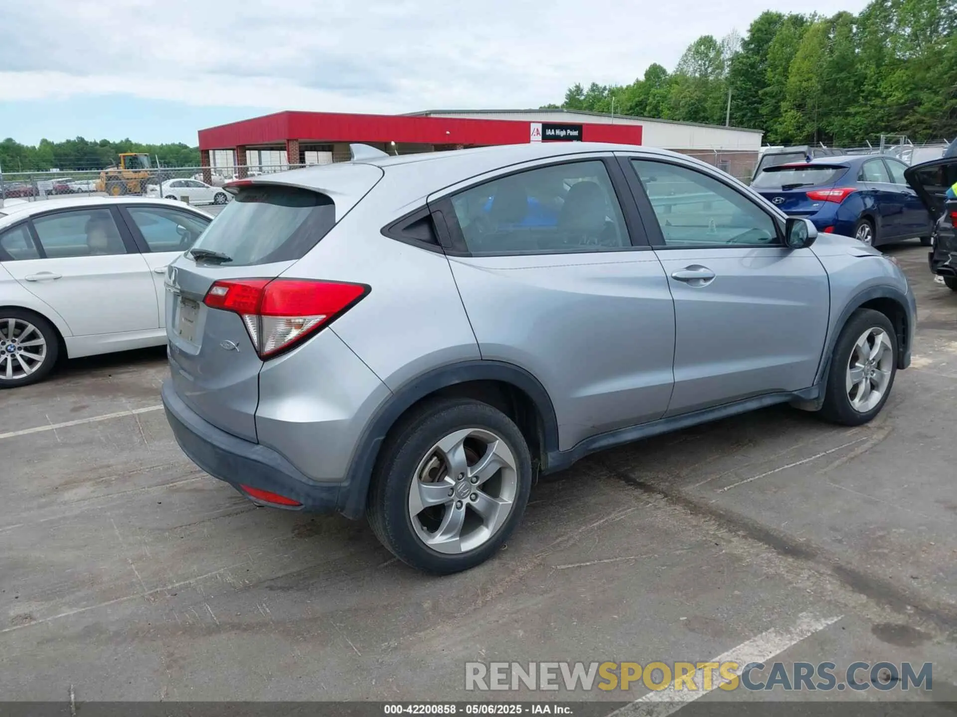 4 Photograph of a damaged car 3CZRU5H34KG712351 HONDA HR-V 2019