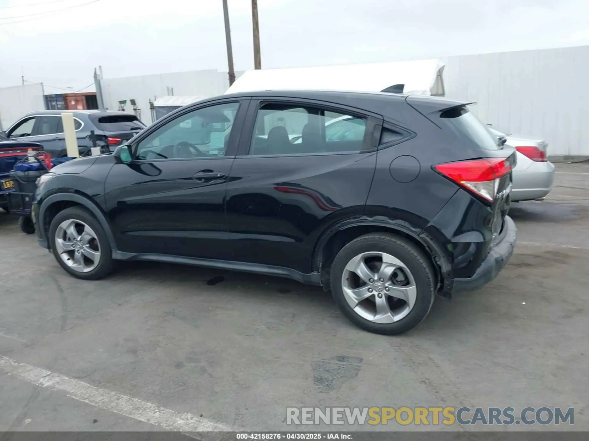 14 Photograph of a damaged car 3CZRU5H35KG711998 HONDA HR-V 2019