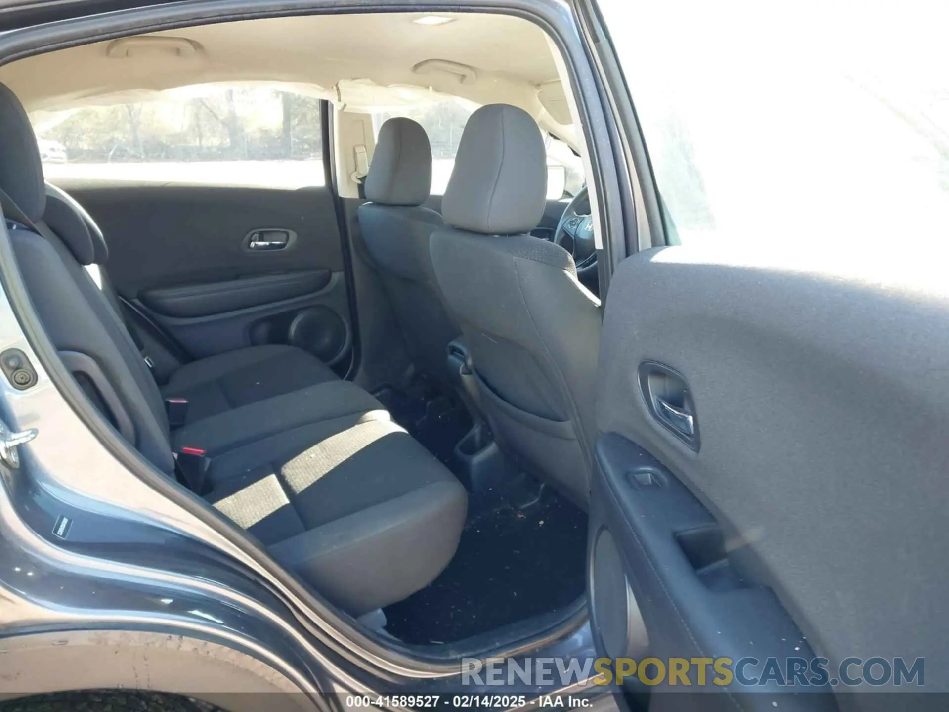 8 Photograph of a damaged car 3CZRU5H35KM708097 HONDA HR-V 2019