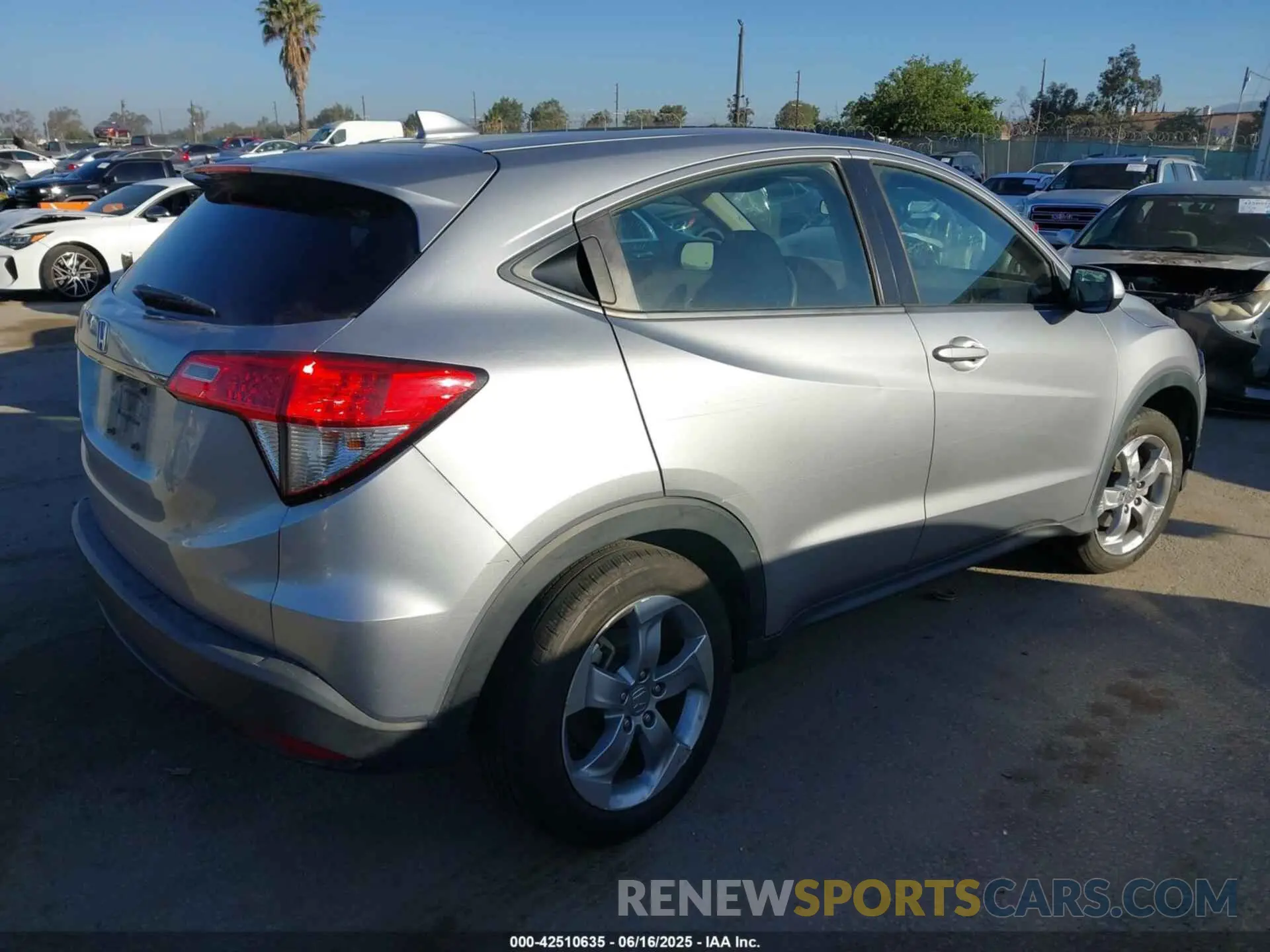 4 Photograph of a damaged car 3CZRU5H35KM710304 HONDA HR-V 2019