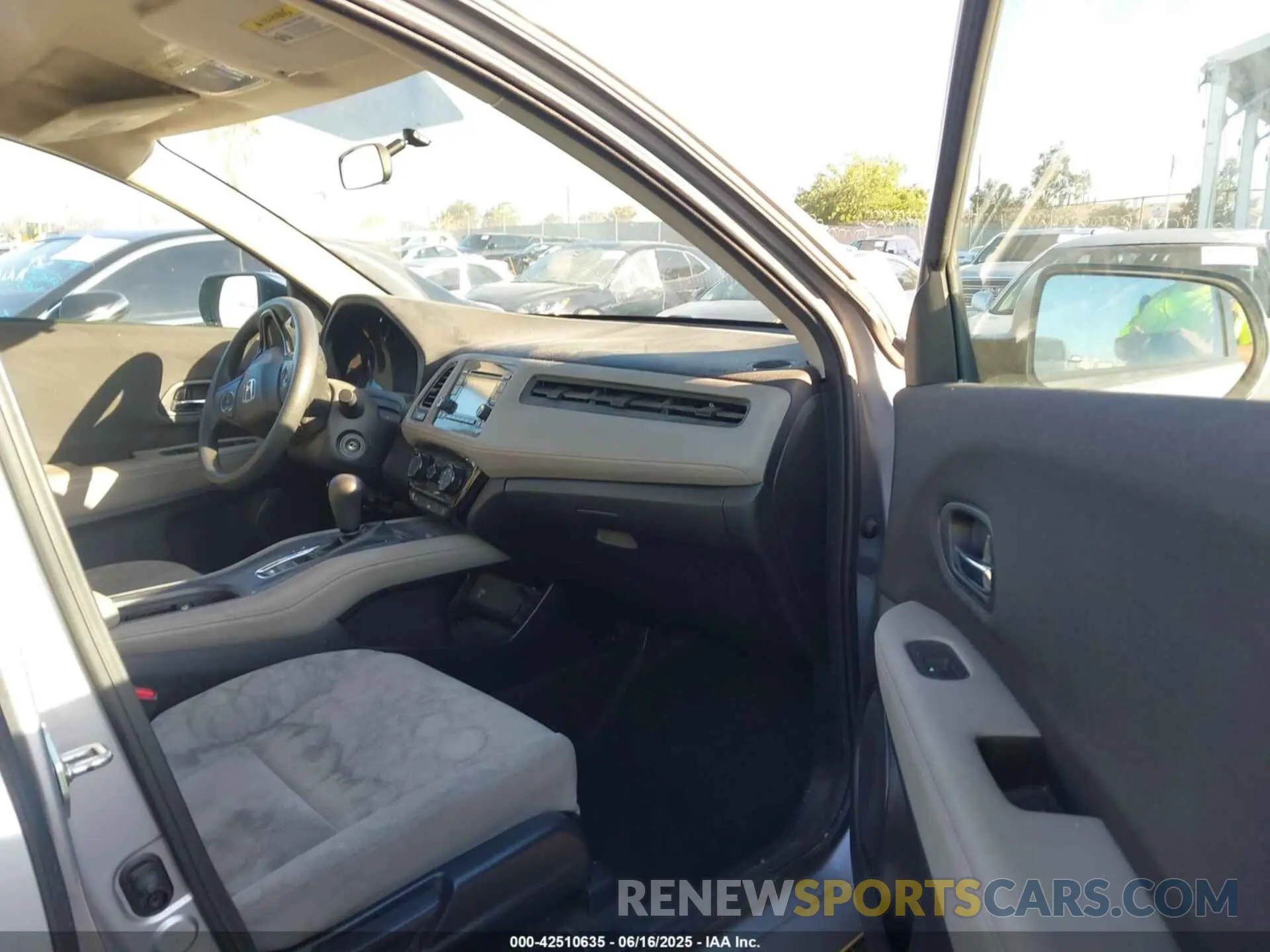 5 Photograph of a damaged car 3CZRU5H35KM710304 HONDA HR-V 2019