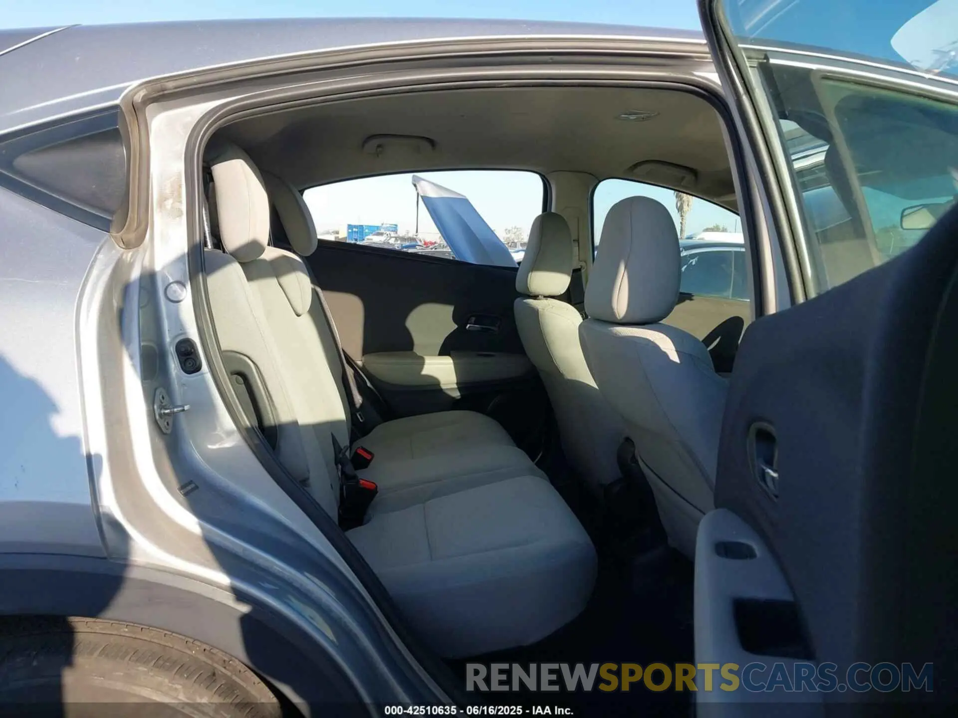 8 Photograph of a damaged car 3CZRU5H35KM710304 HONDA HR-V 2019