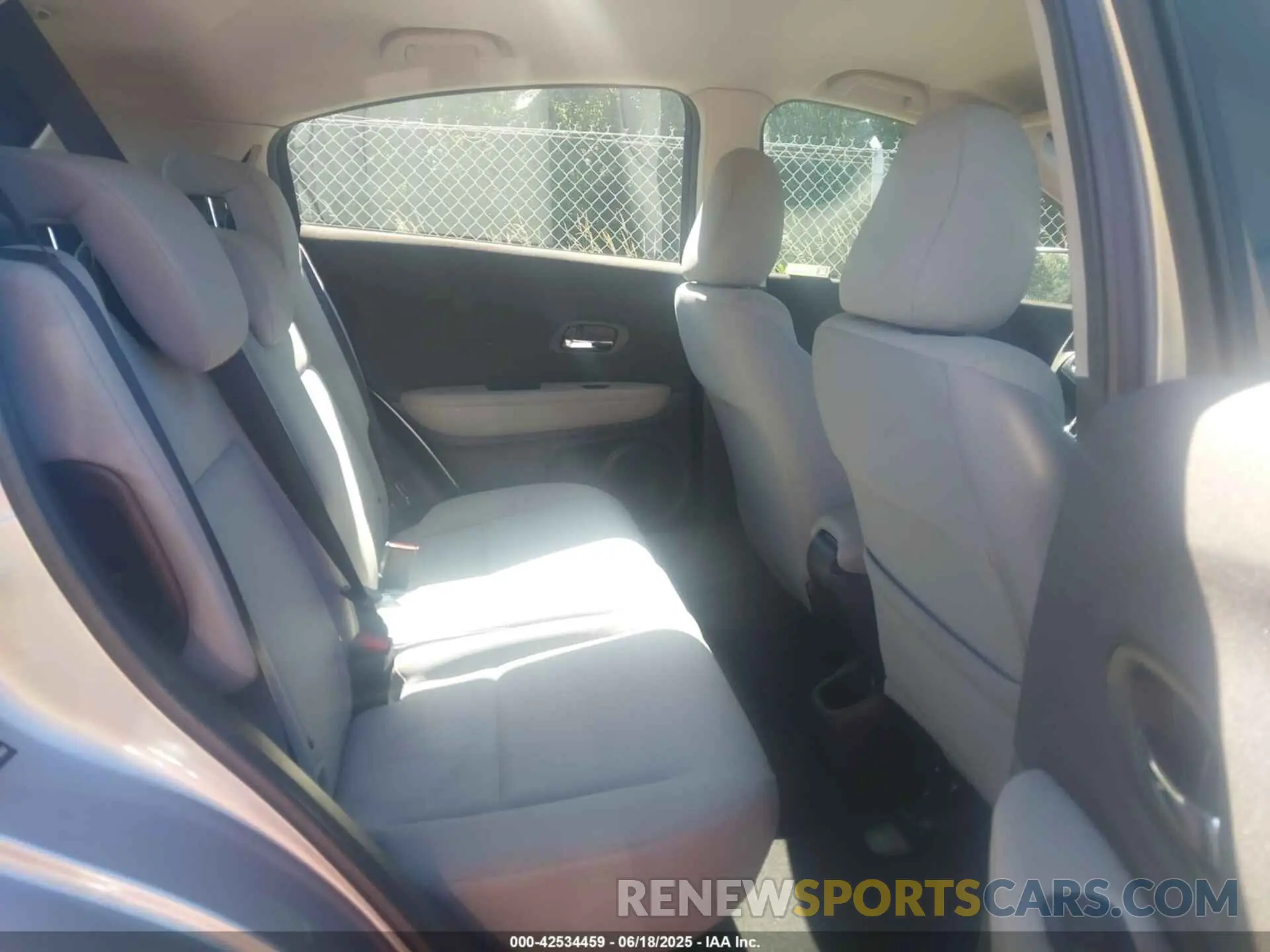 8 Photograph of a damaged car 3CZRU5H37KM719697 HONDA HR-V 2019