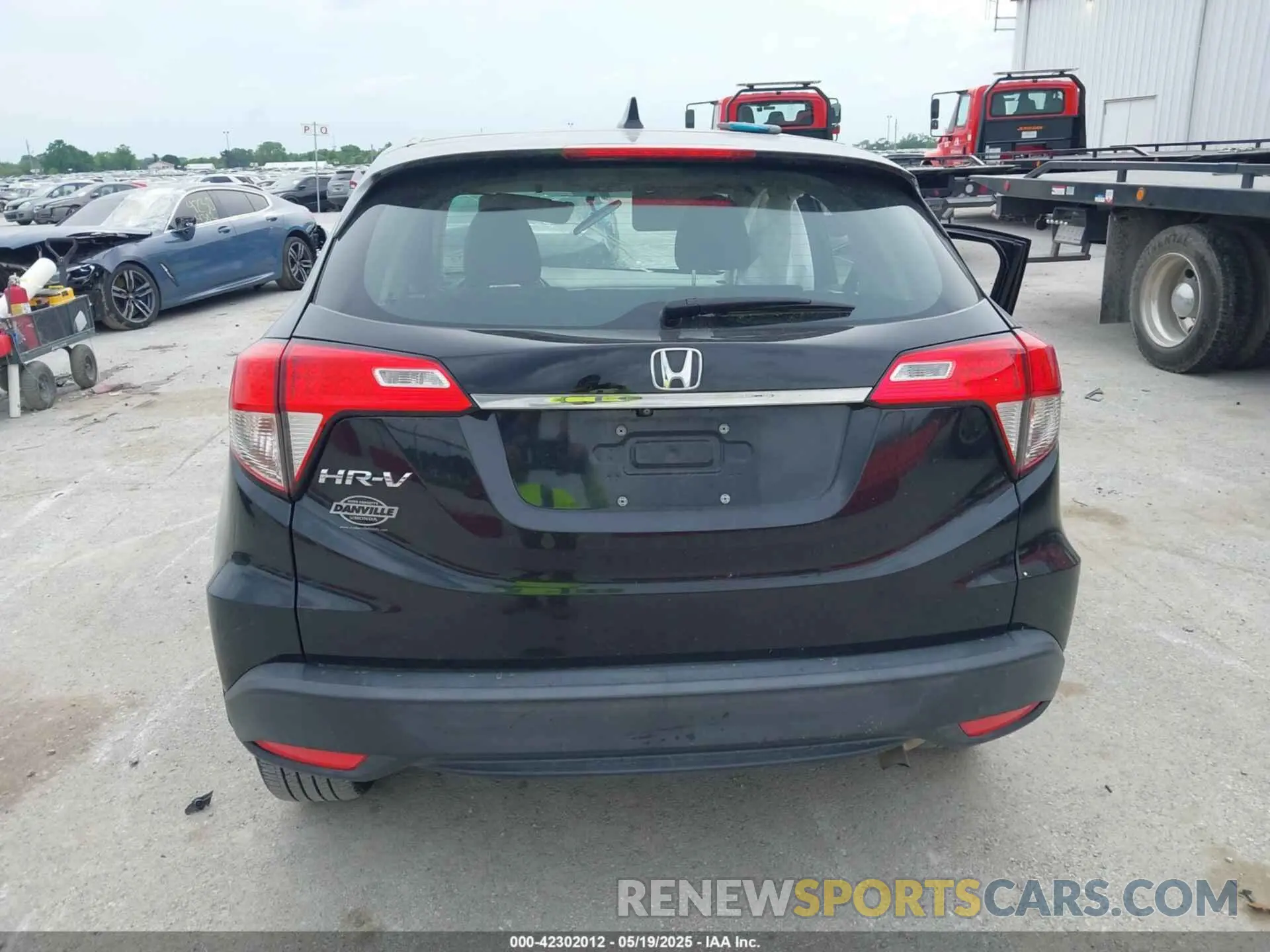 17 Photograph of a damaged car 3CZRU5H3XKM719659 HONDA HR-V 2019