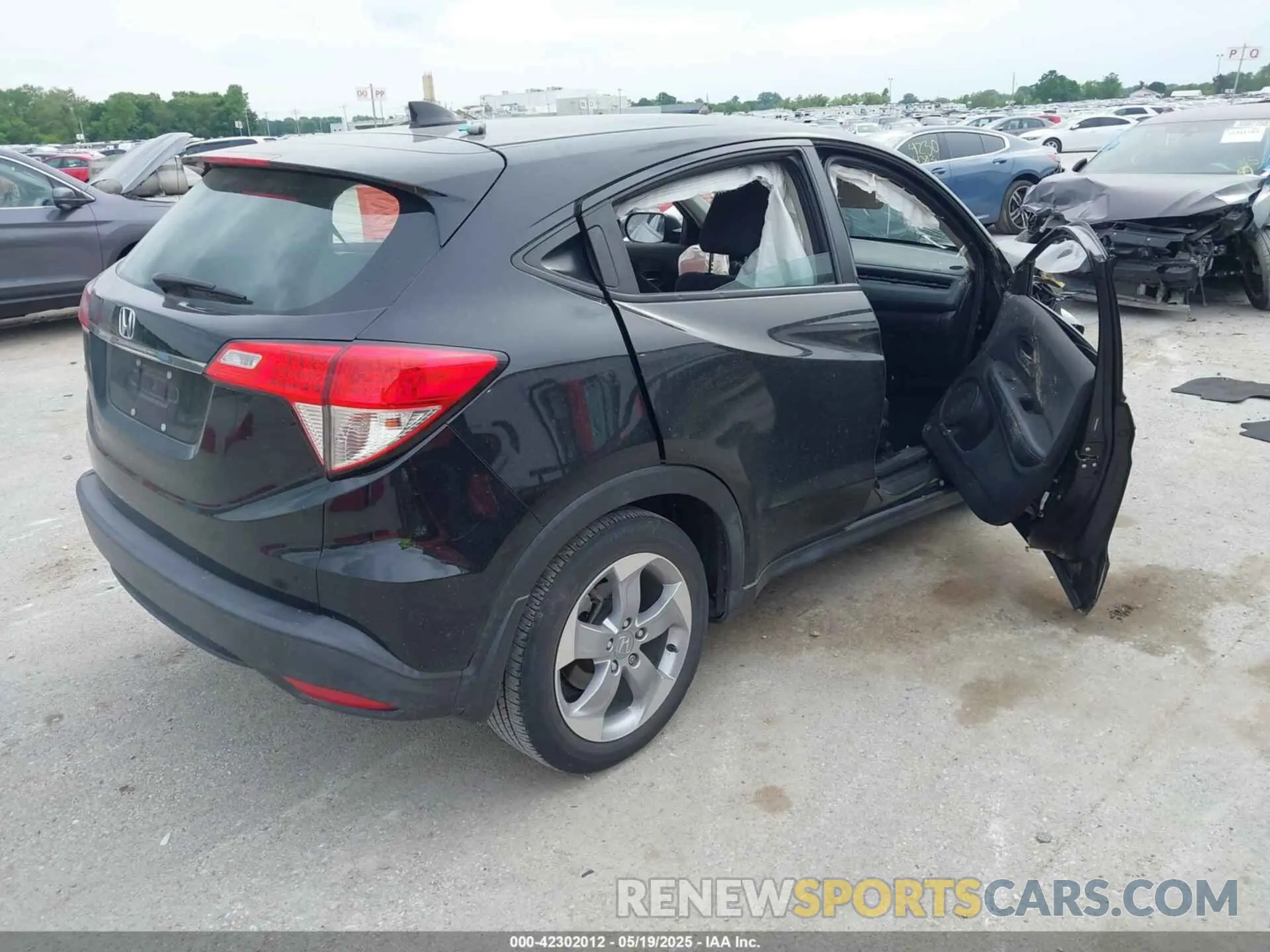 4 Photograph of a damaged car 3CZRU5H3XKM719659 HONDA HR-V 2019