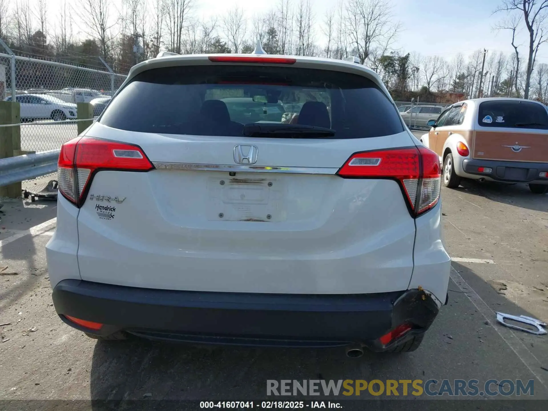 16 Photograph of a damaged car 3CZRU5H51KM726033 HONDA HR-V 2019