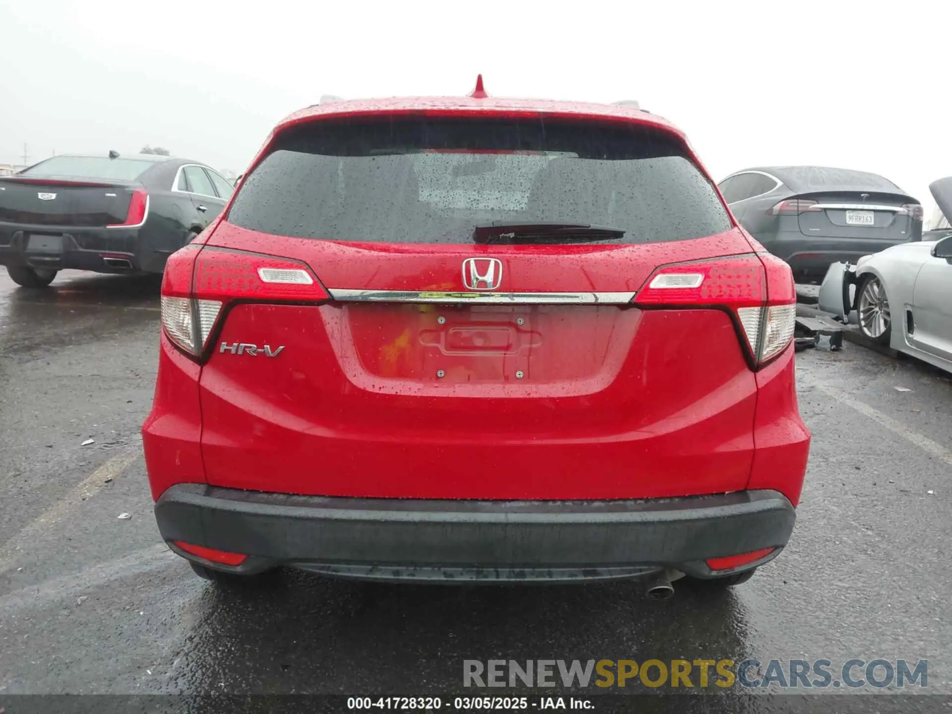 17 Photograph of a damaged car 3CZRU5H52KM706115 HONDA HR-V 2019