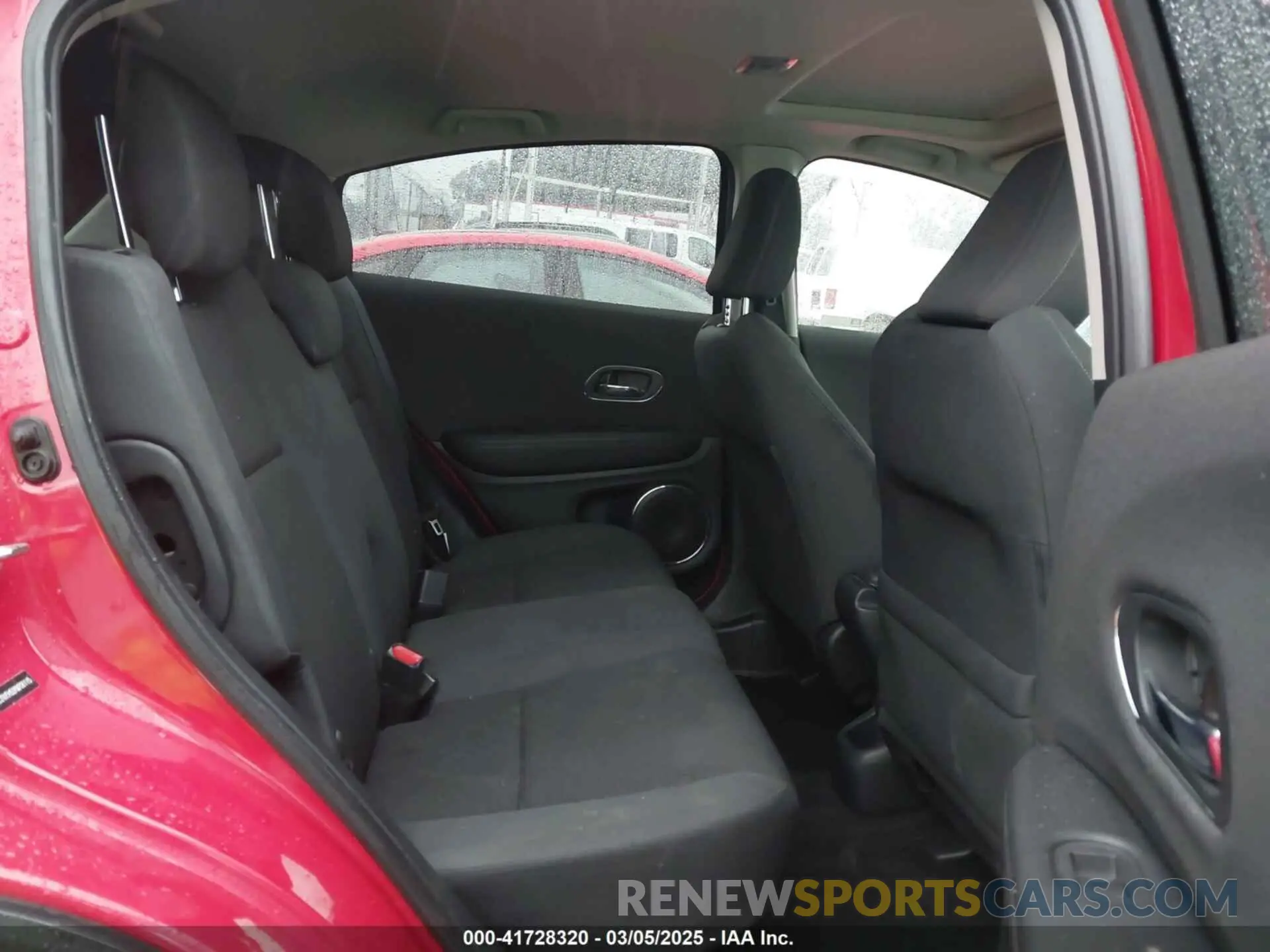 8 Photograph of a damaged car 3CZRU5H52KM706115 HONDA HR-V 2019