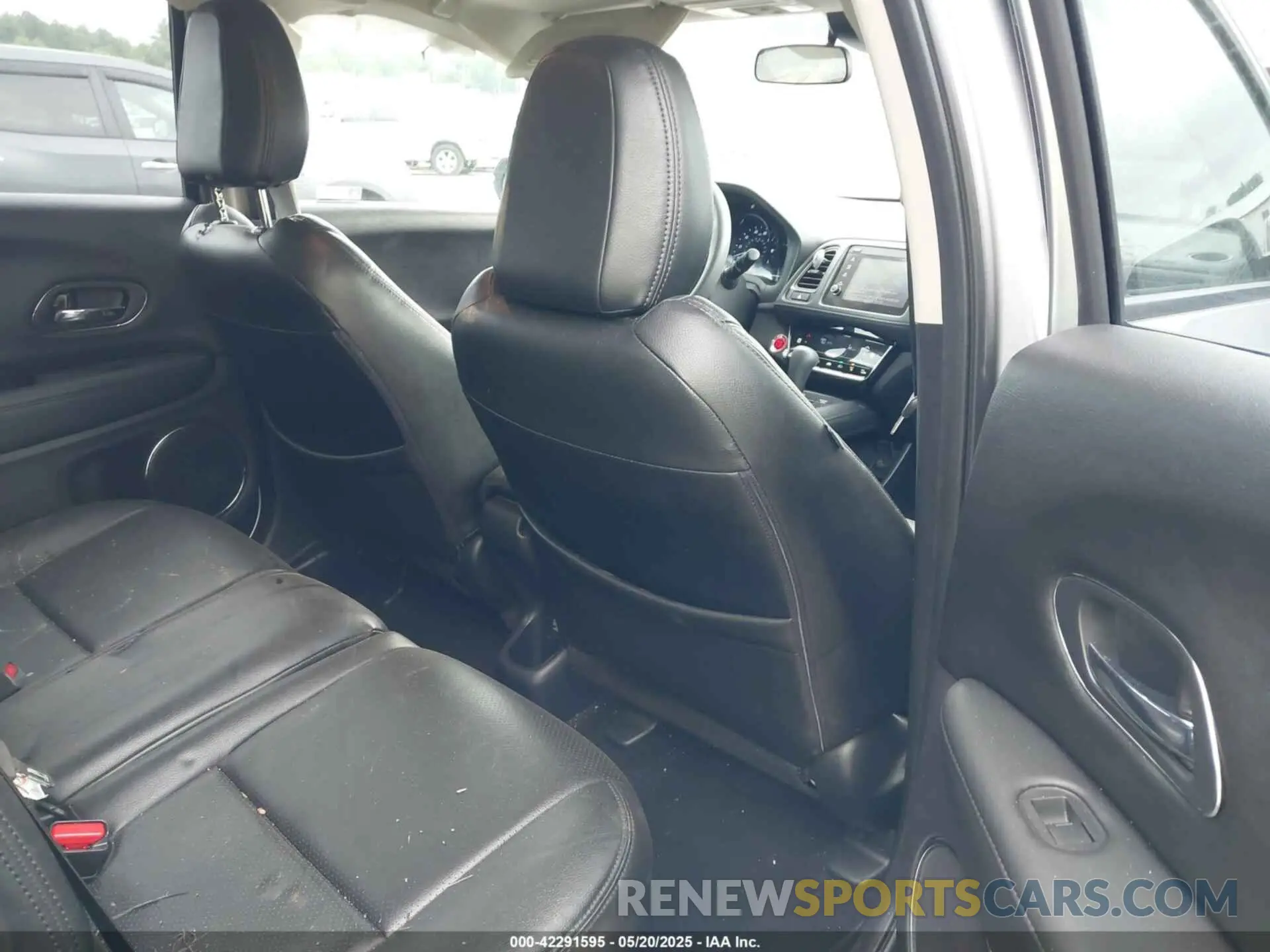 8 Photograph of a damaged car 3CZRU5H52KM707880 HONDA HR-V 2019