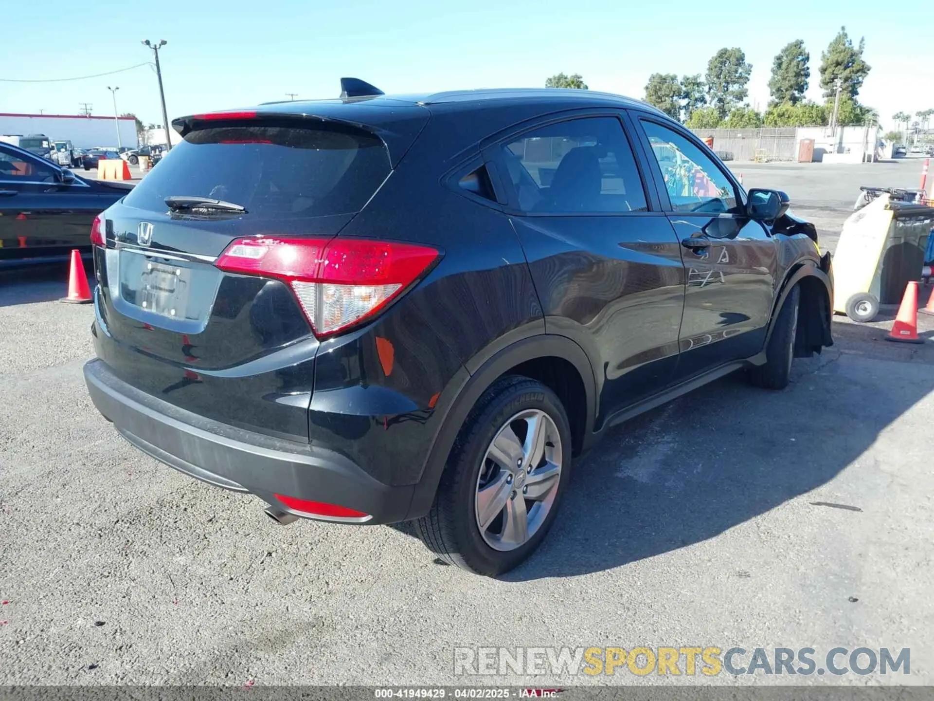4 Photograph of a damaged car 3CZRU5H52KM717938 HONDA HR-V 2019