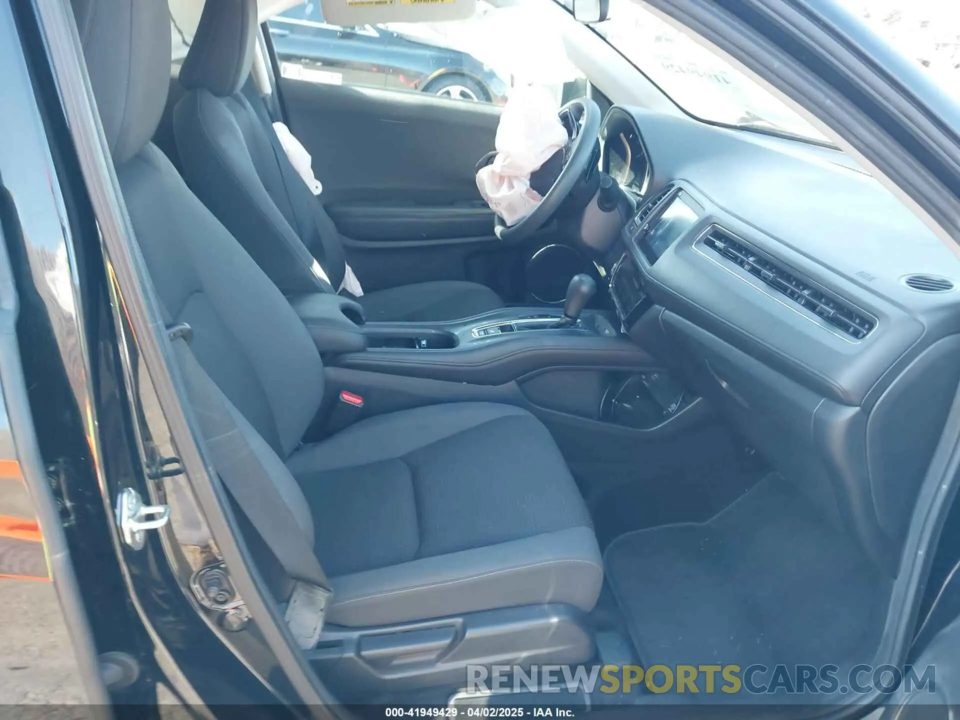 5 Photograph of a damaged car 3CZRU5H52KM717938 HONDA HR-V 2019