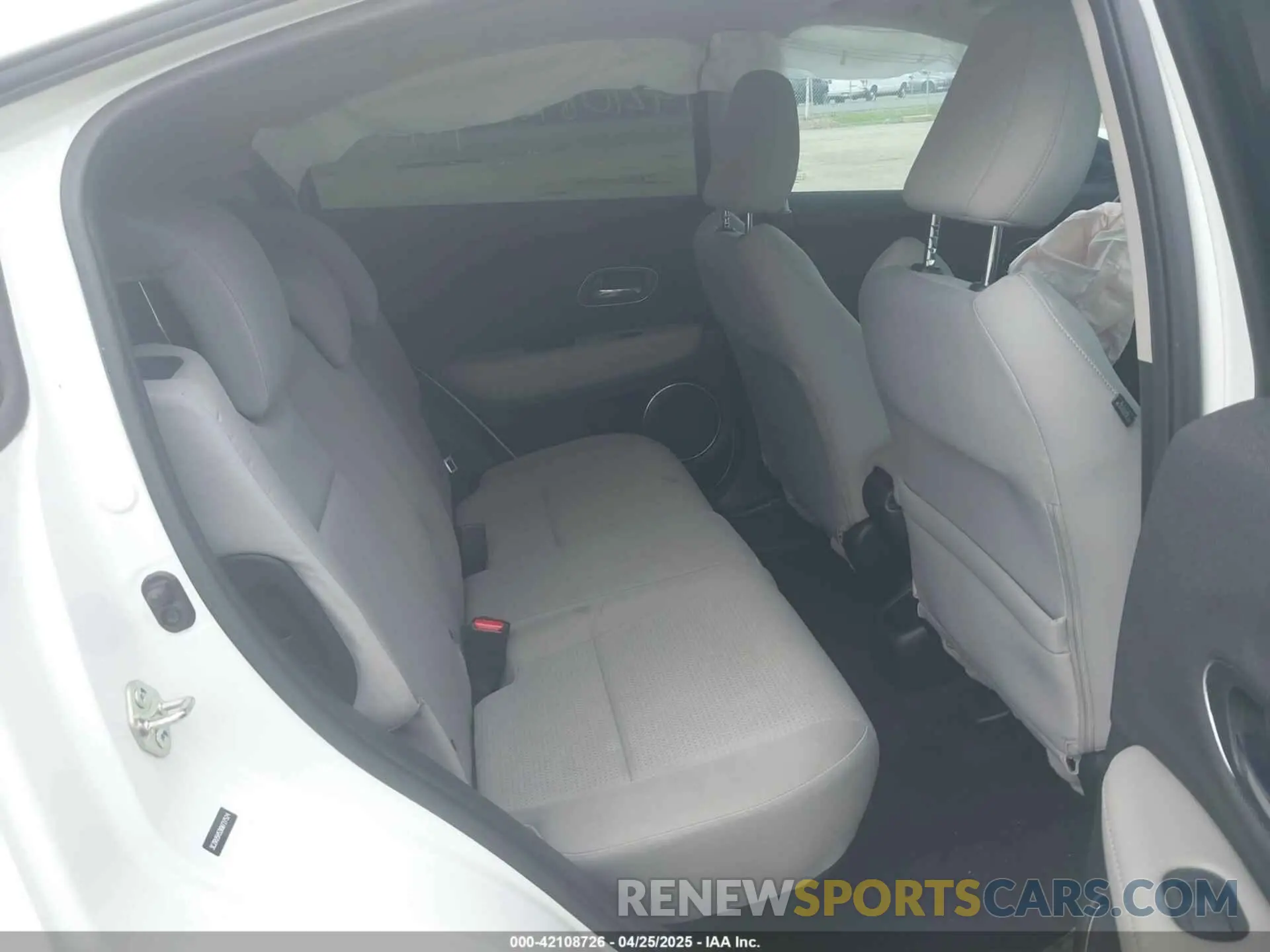 8 Photograph of a damaged car 3CZRU5H53KM727524 HONDA HR-V 2019