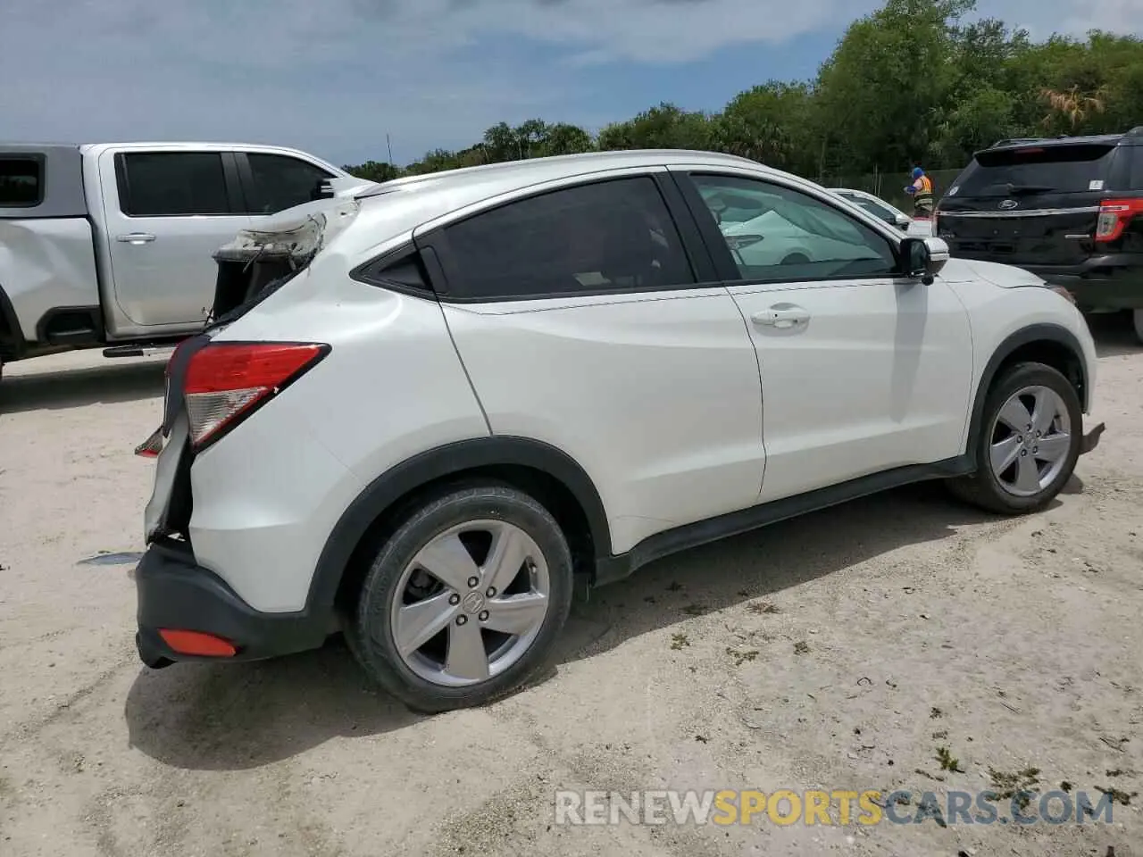 3 Photograph of a damaged car 3CZRU5H54KM716077 HONDA HR-V 2019