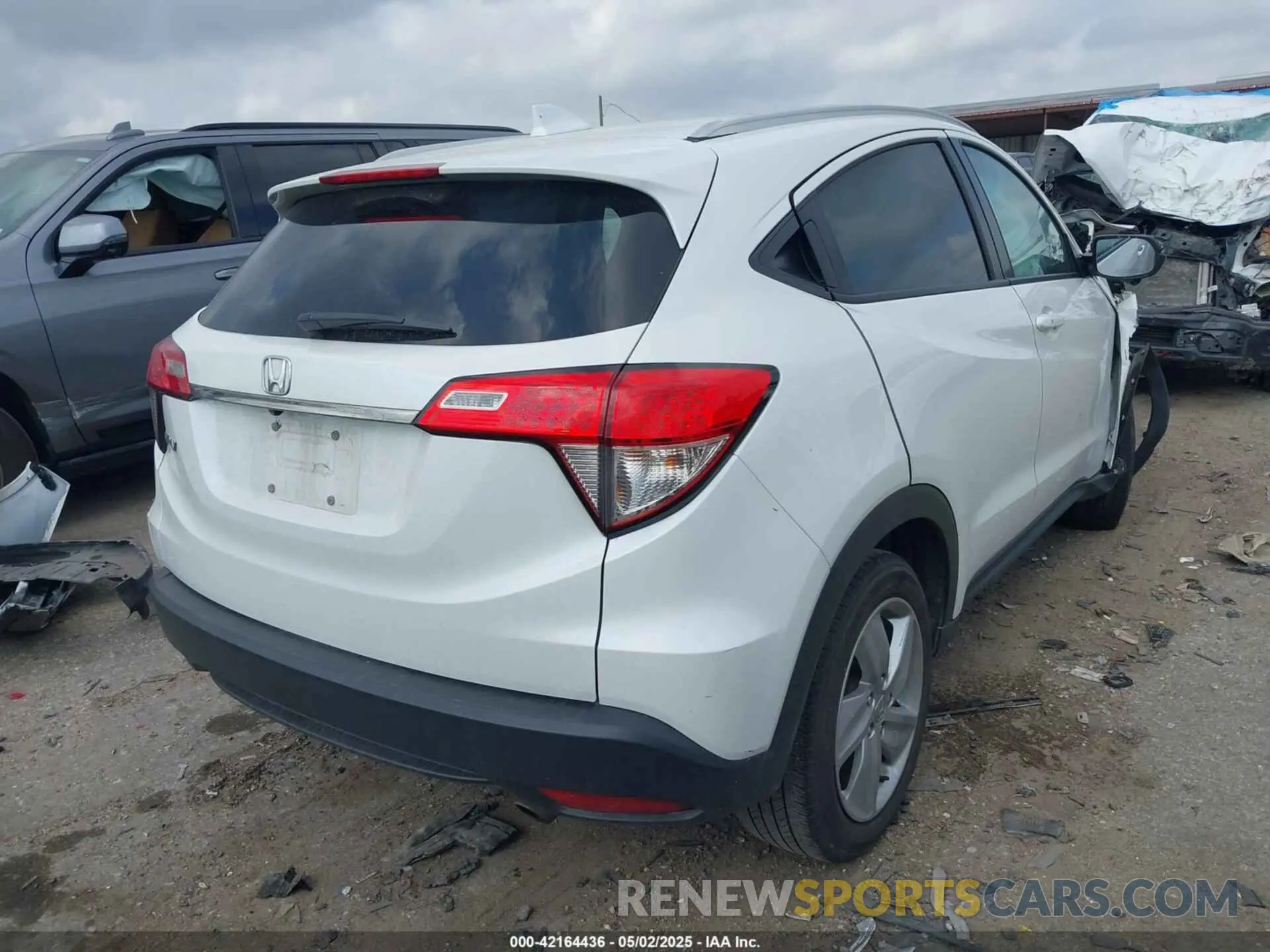 4 Photograph of a damaged car 3CZRU5H54KM727449 HONDA HR-V 2019