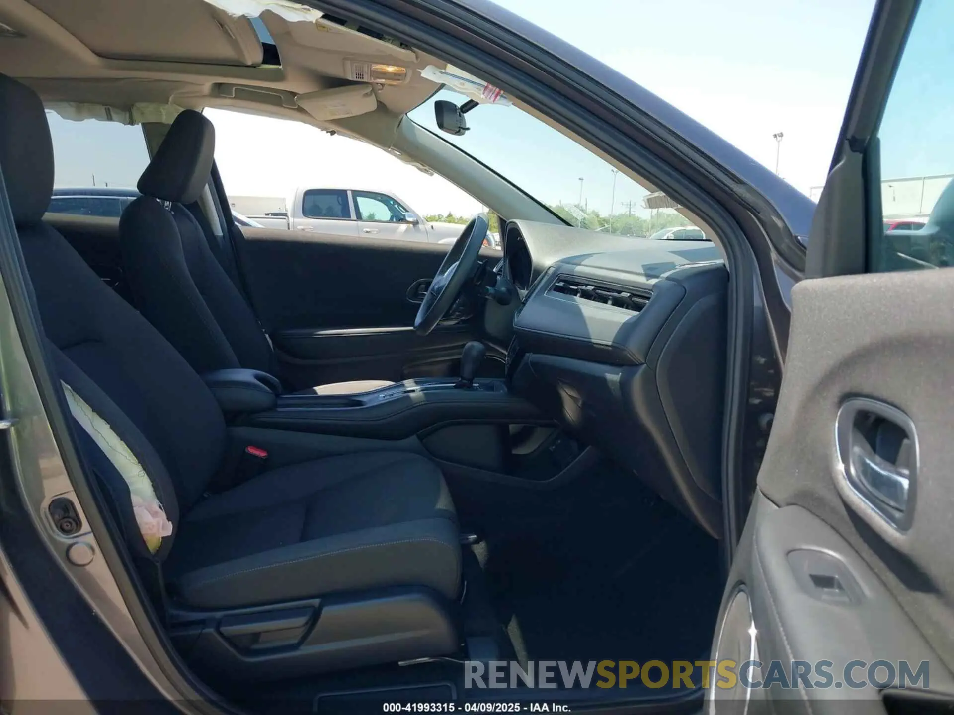 5 Photograph of a damaged car 3CZRU5H55KM721708 HONDA HR-V 2019