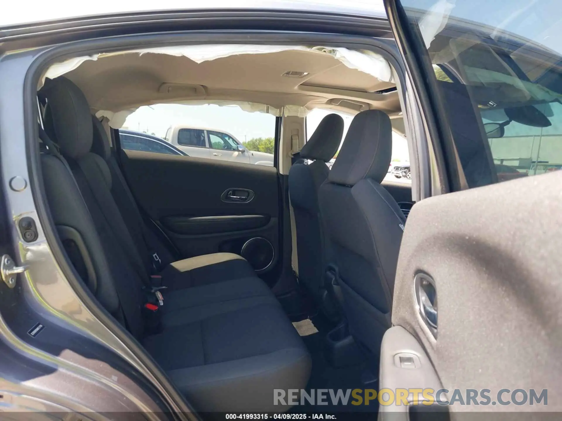 8 Photograph of a damaged car 3CZRU5H55KM721708 HONDA HR-V 2019