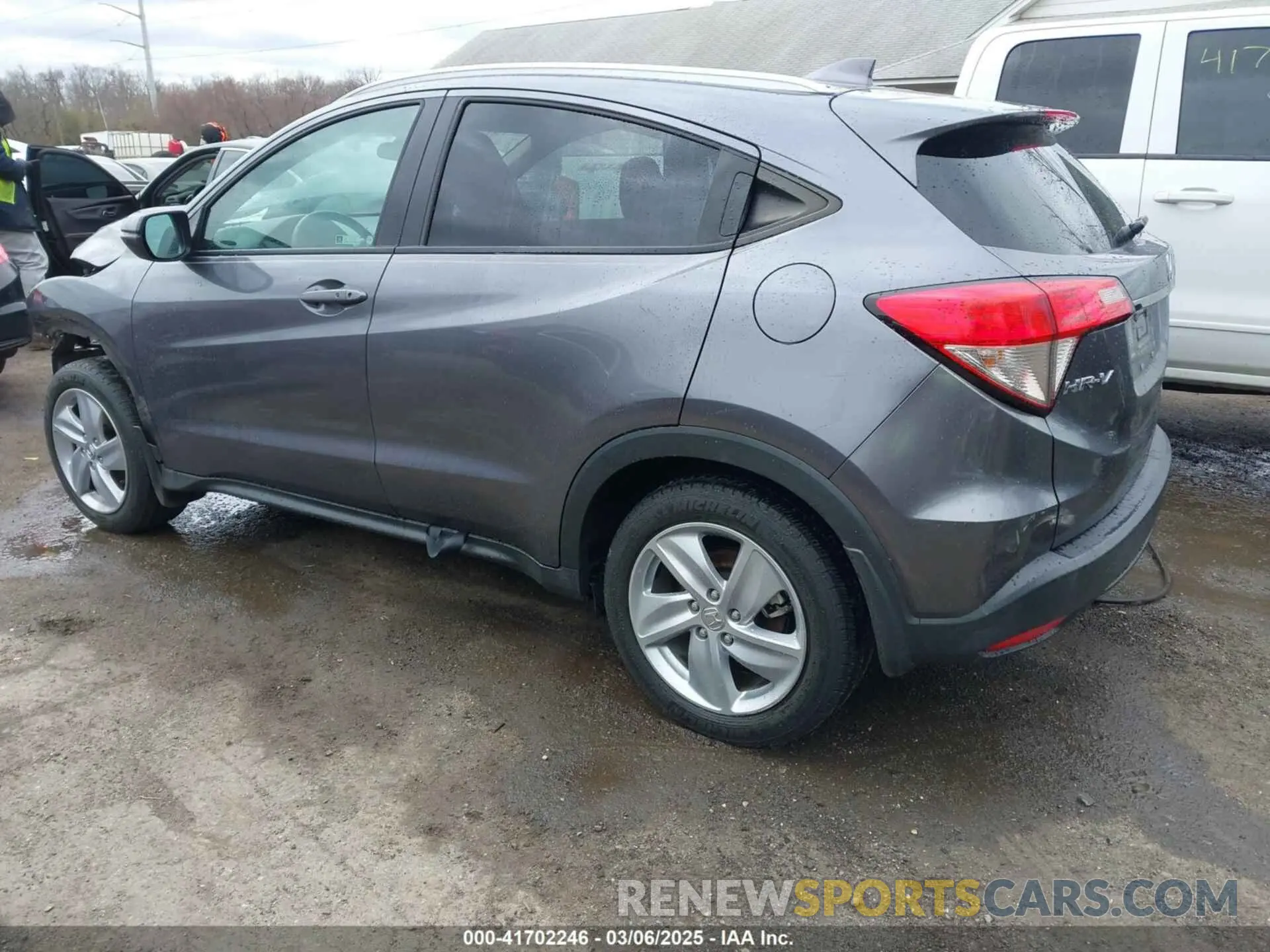 3 Photograph of a damaged car 3CZRU5H56KM706540 HONDA HR-V 2019