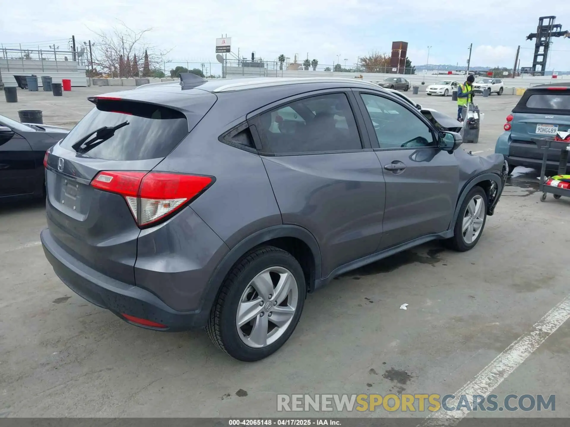 4 Photograph of a damaged car 3CZRU5H56KM723998 HONDA HR-V 2019