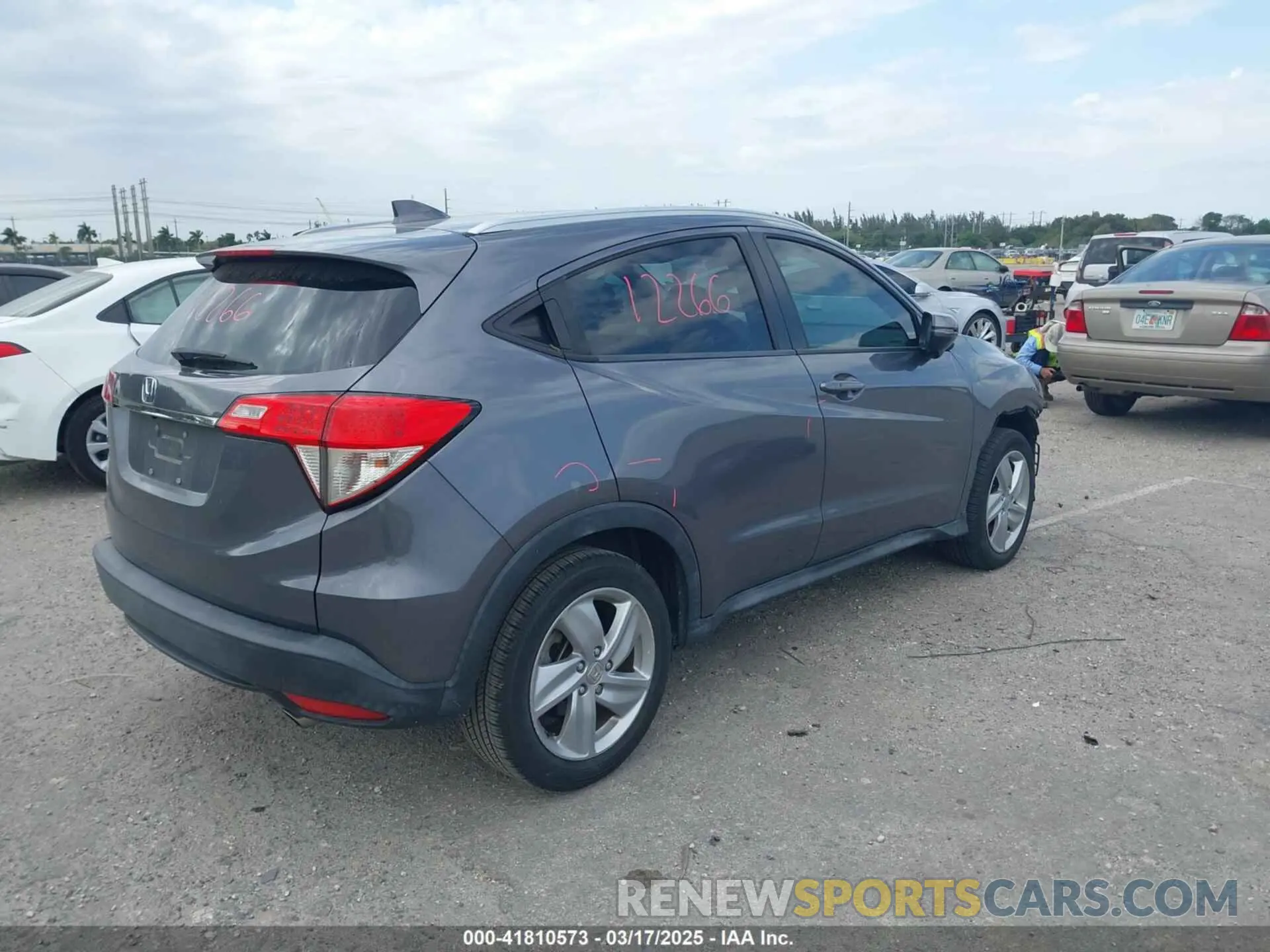 4 Photograph of a damaged car 3CZRU5H56KM728523 HONDA HR-V 2019