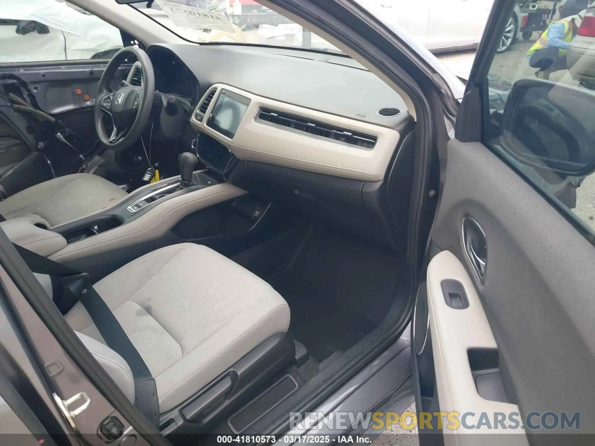 5 Photograph of a damaged car 3CZRU5H56KM728523 HONDA HR-V 2019
