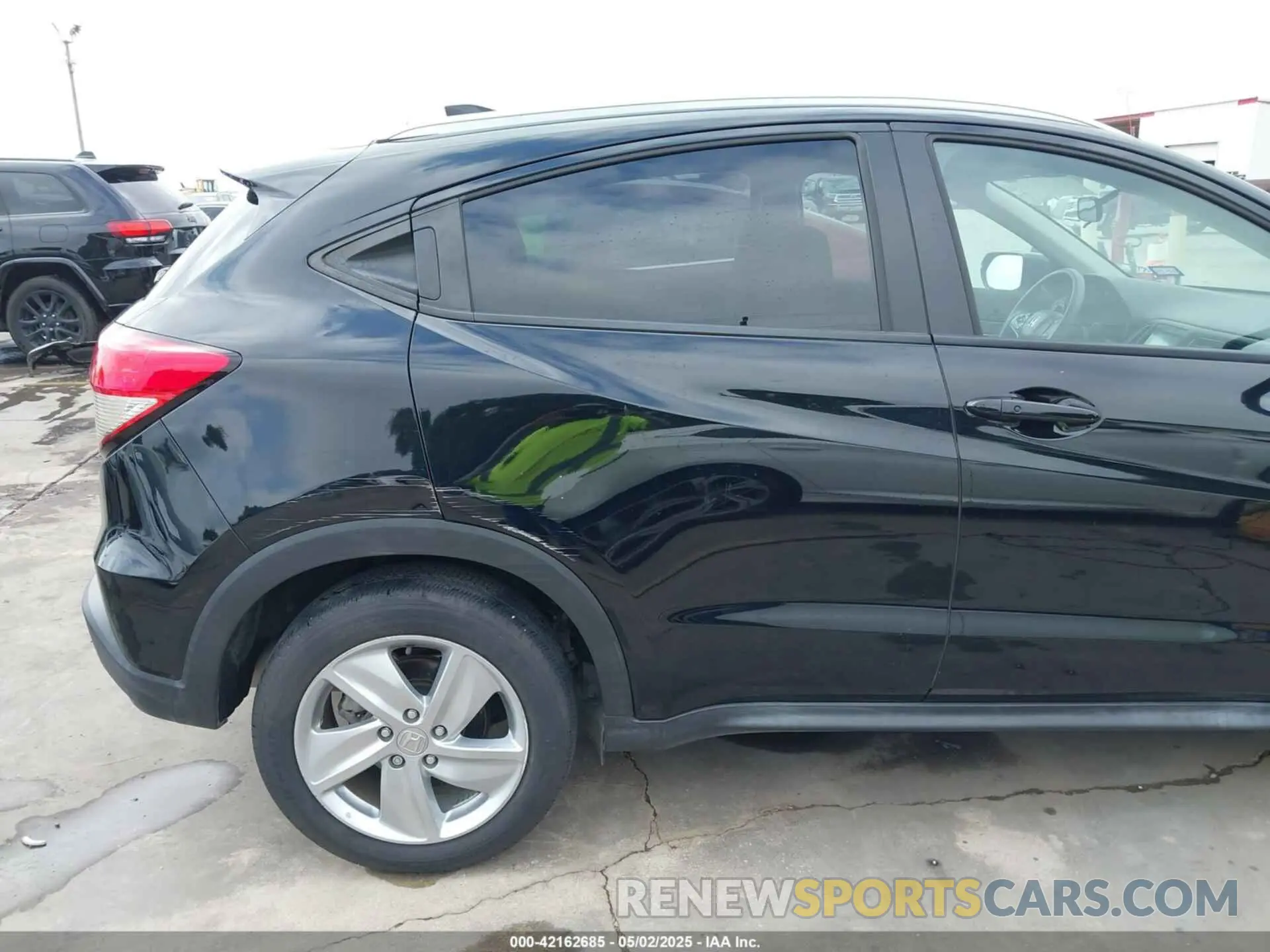 17 Photograph of a damaged car 3CZRU5H59KM729035 HONDA HR-V 2019