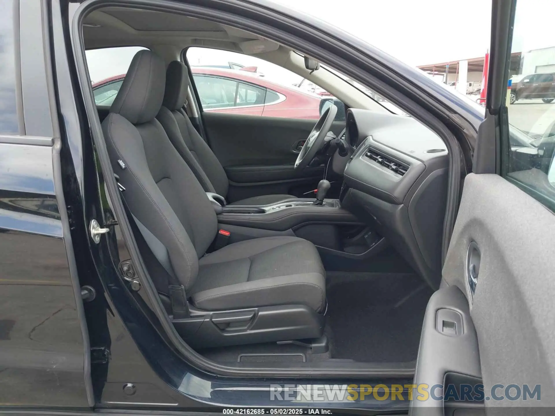 5 Photograph of a damaged car 3CZRU5H59KM729035 HONDA HR-V 2019