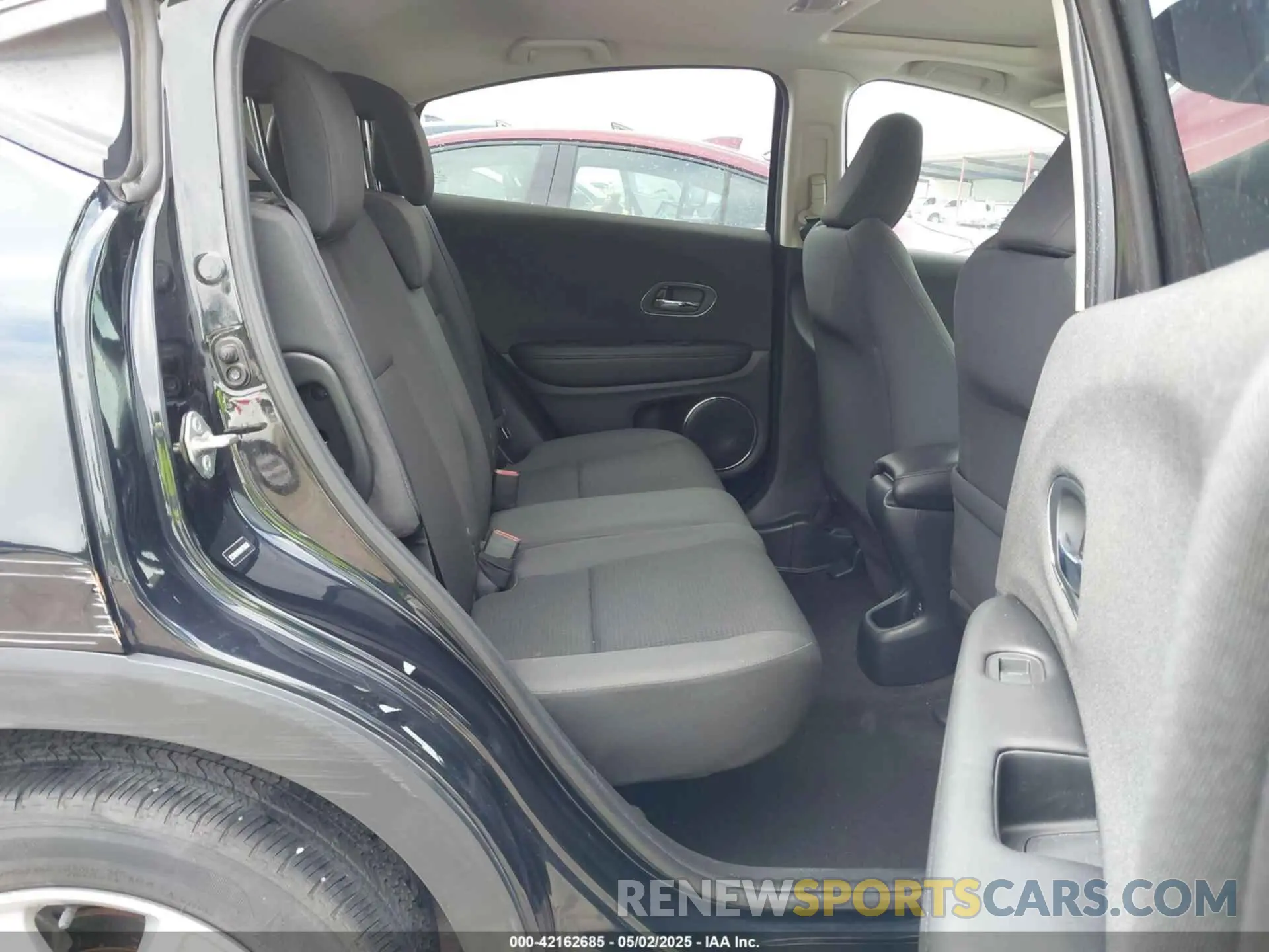 8 Photograph of a damaged car 3CZRU5H59KM729035 HONDA HR-V 2019