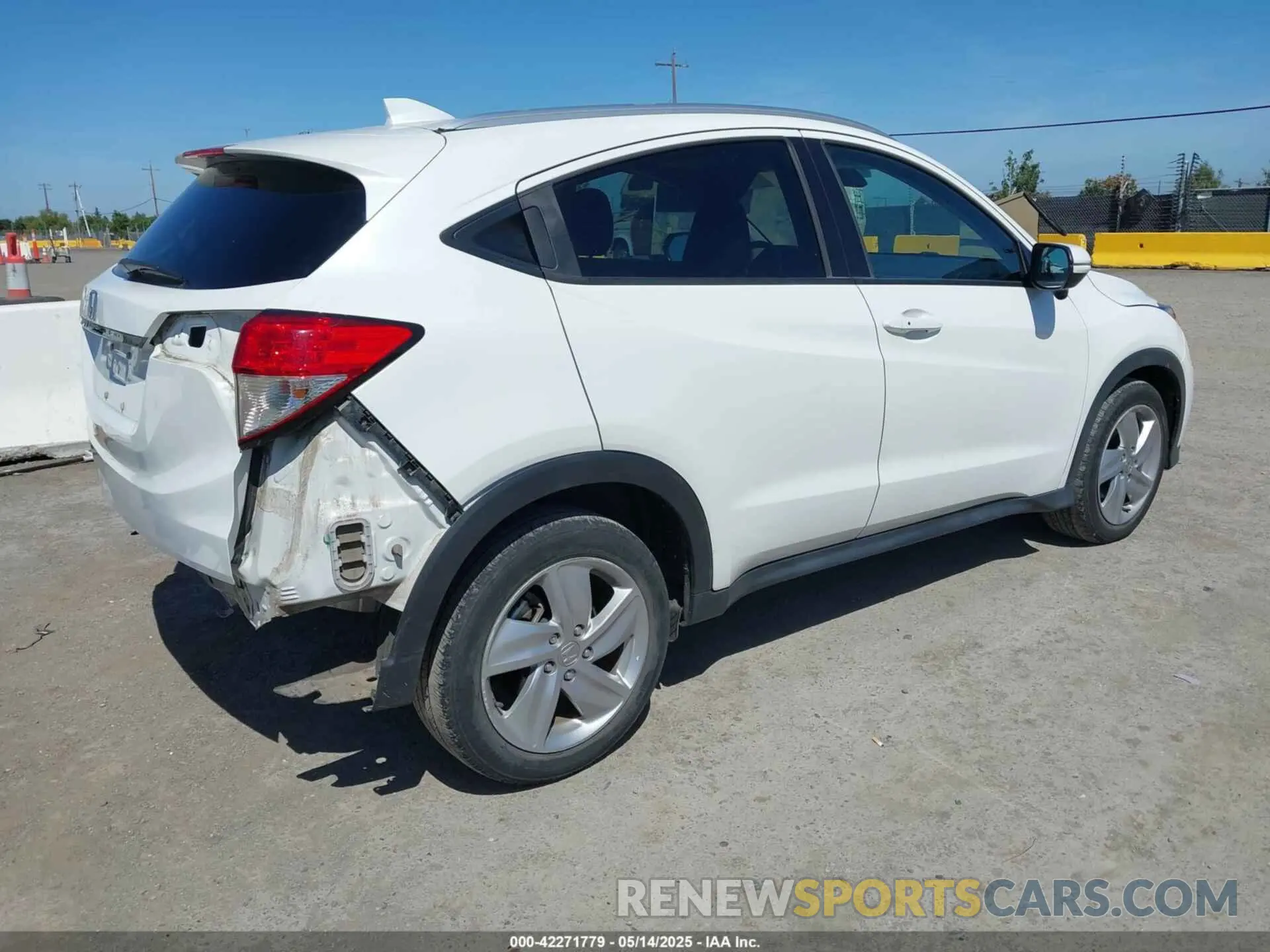 4 Photograph of a damaged car 3CZRU5H71KM712778 HONDA HR-V 2019