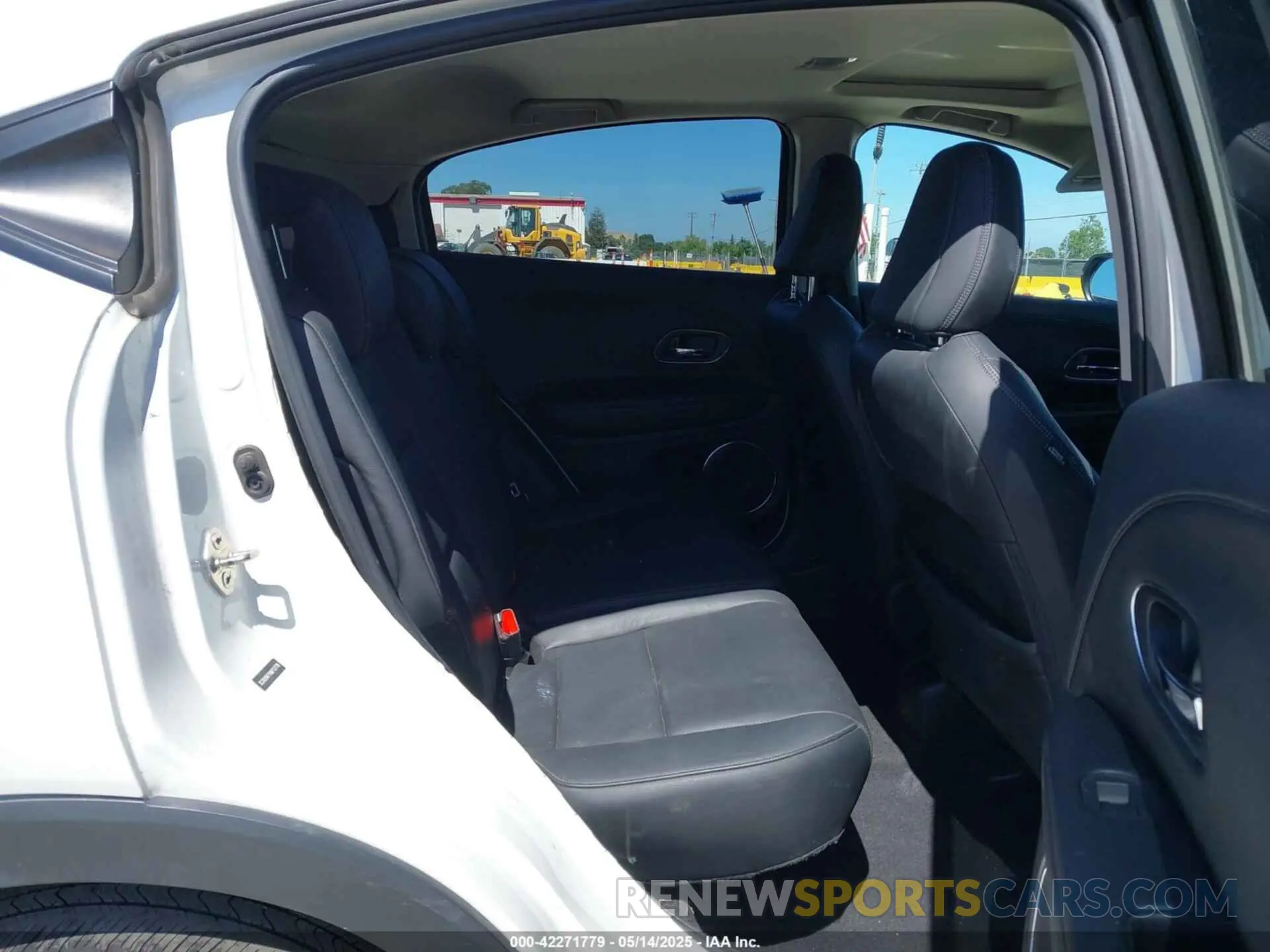 8 Photograph of a damaged car 3CZRU5H71KM712778 HONDA HR-V 2019