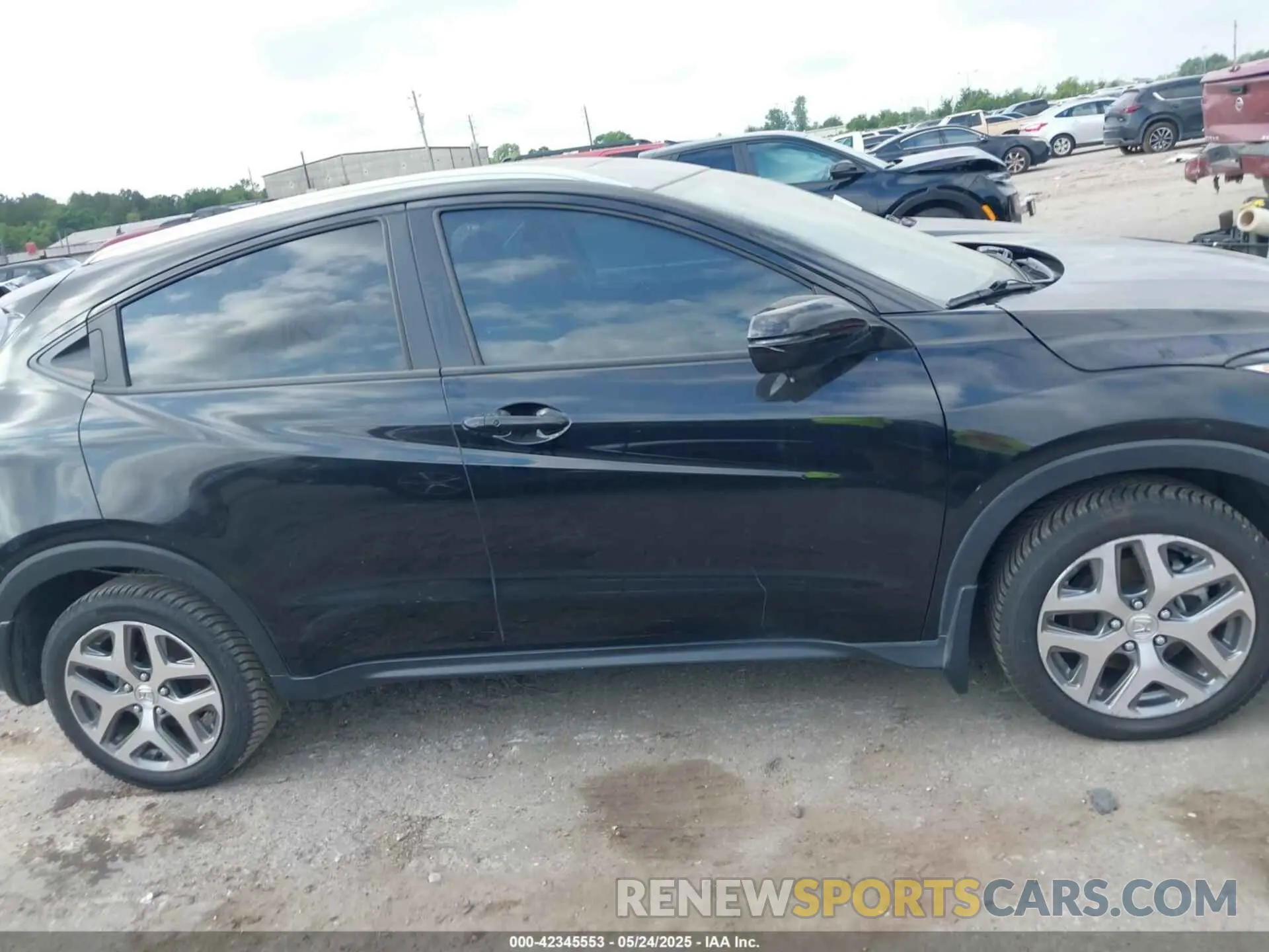 13 Photograph of a damaged car 3CZRU5H73KM722941 HONDA HR-V 2019