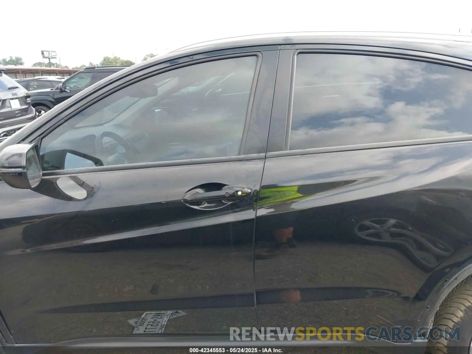 14 Photograph of a damaged car 3CZRU5H73KM722941 HONDA HR-V 2019