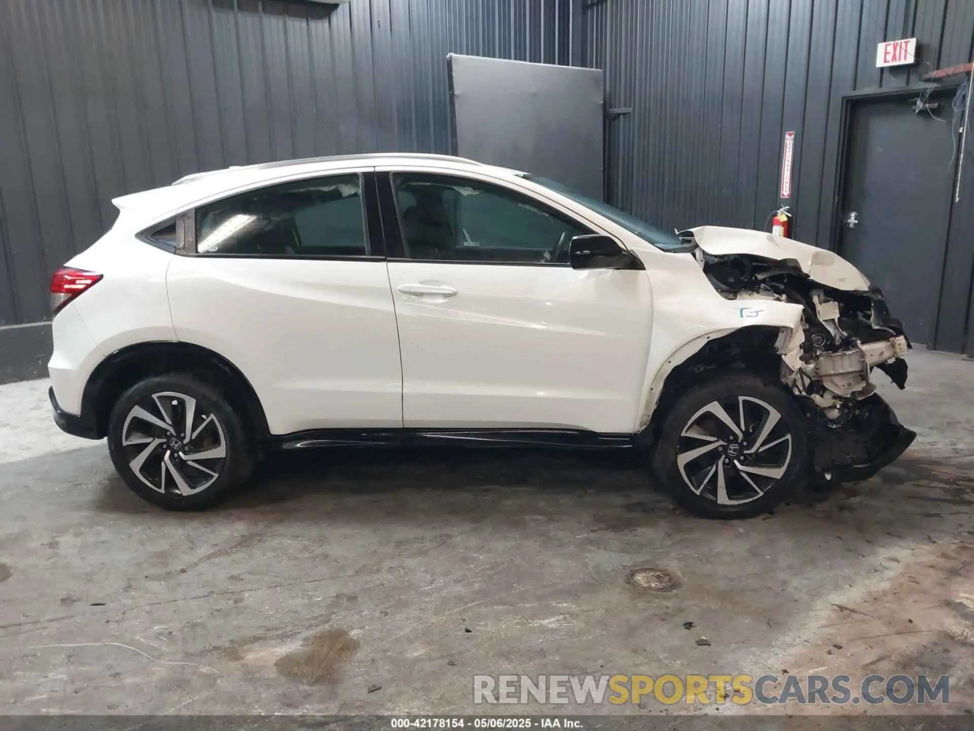 14 Photograph of a damaged car 3CZRU6H10KM736328 HONDA HR-V 2019