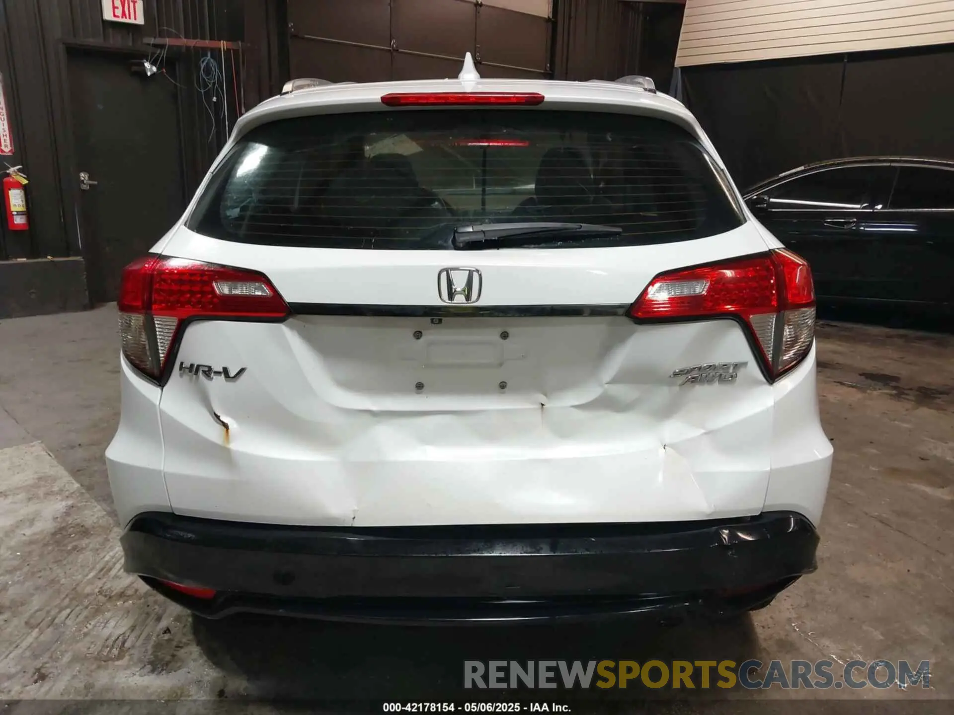 17 Photograph of a damaged car 3CZRU6H10KM736328 HONDA HR-V 2019