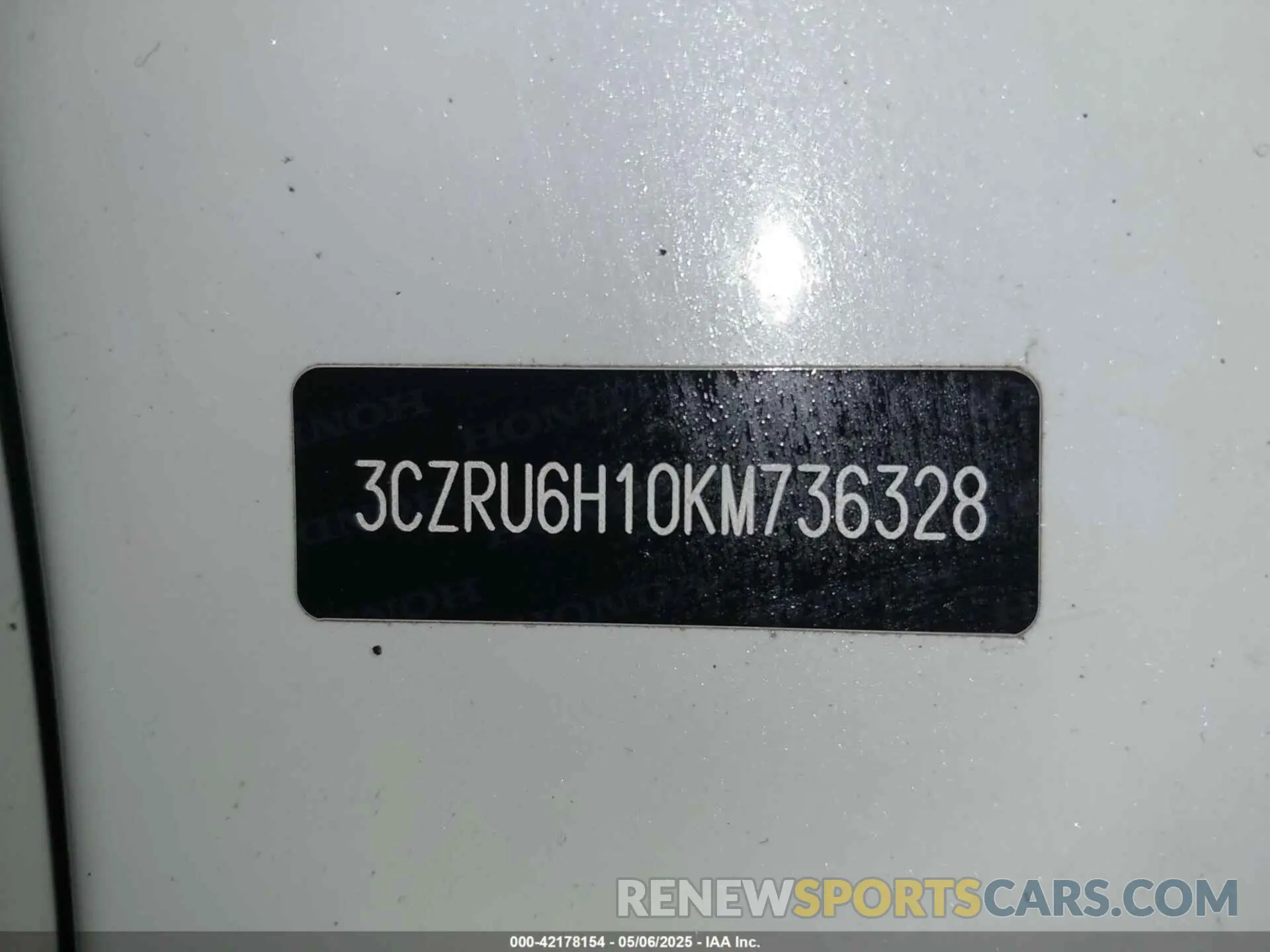 18 Photograph of a damaged car 3CZRU6H10KM736328 HONDA HR-V 2019