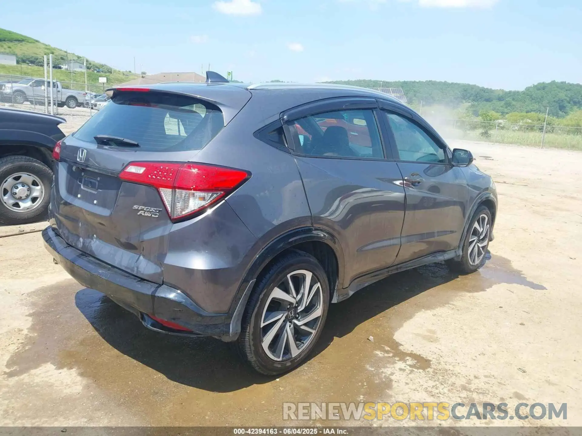 4 Photograph of a damaged car 3CZRU6H12KG702938 HONDA HR-V 2019