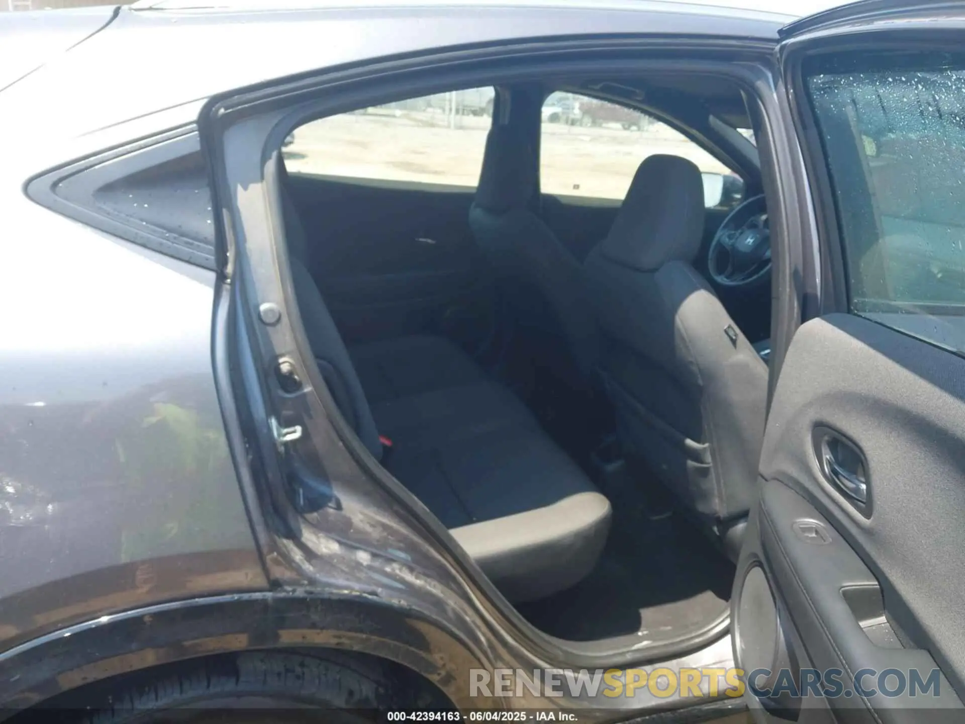 8 Photograph of a damaged car 3CZRU6H12KG702938 HONDA HR-V 2019