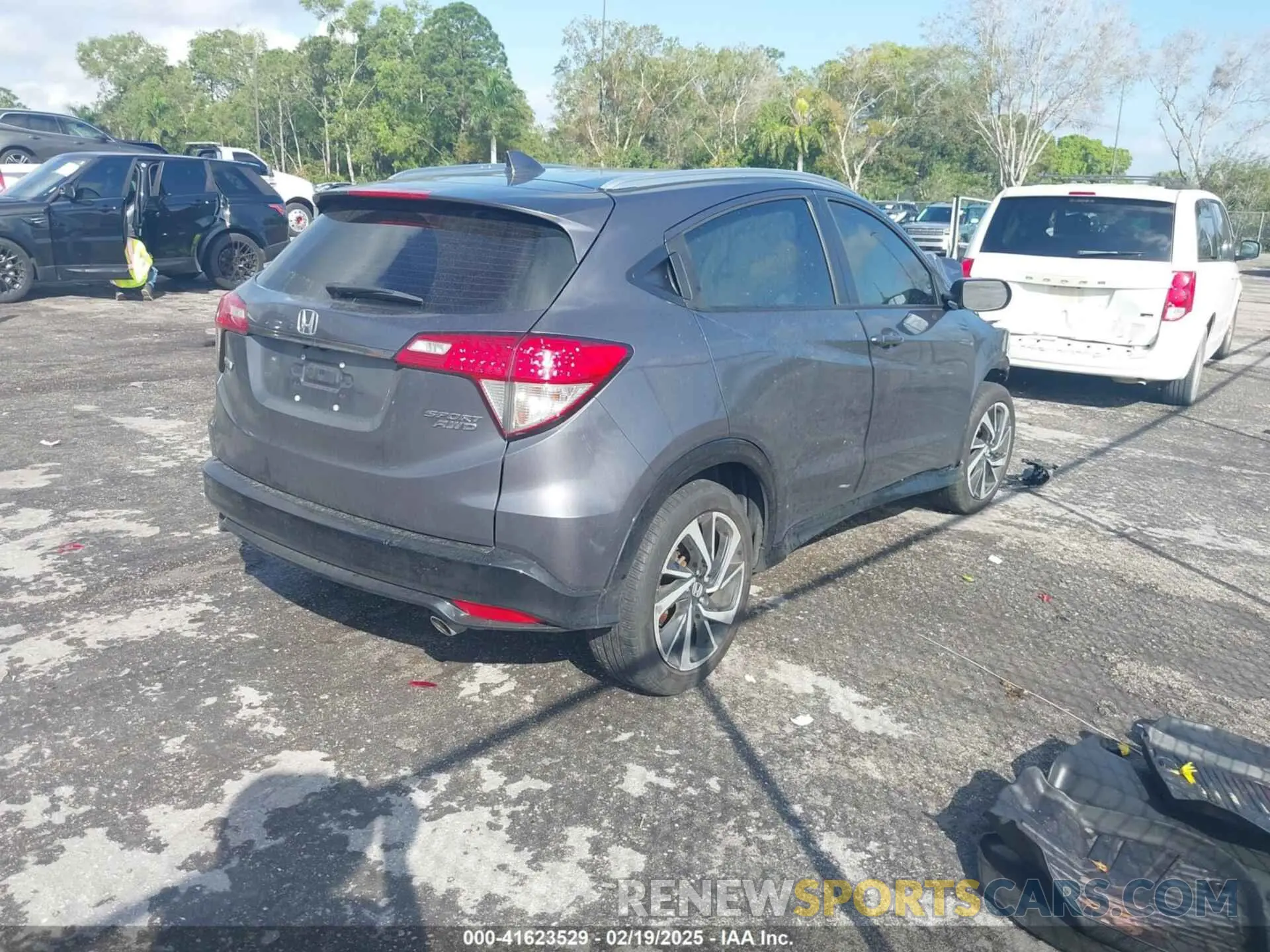 4 Photograph of a damaged car 3CZRU6H12KM736685 HONDA HR-V 2019
