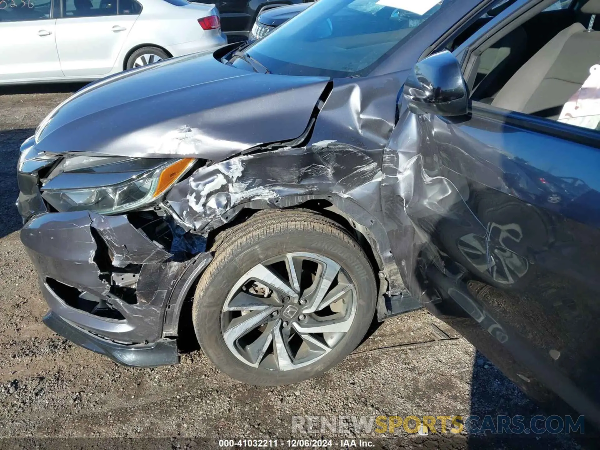 17 Photograph of a damaged car 3CZRU6H16KG708175 HONDA HR-V 2019