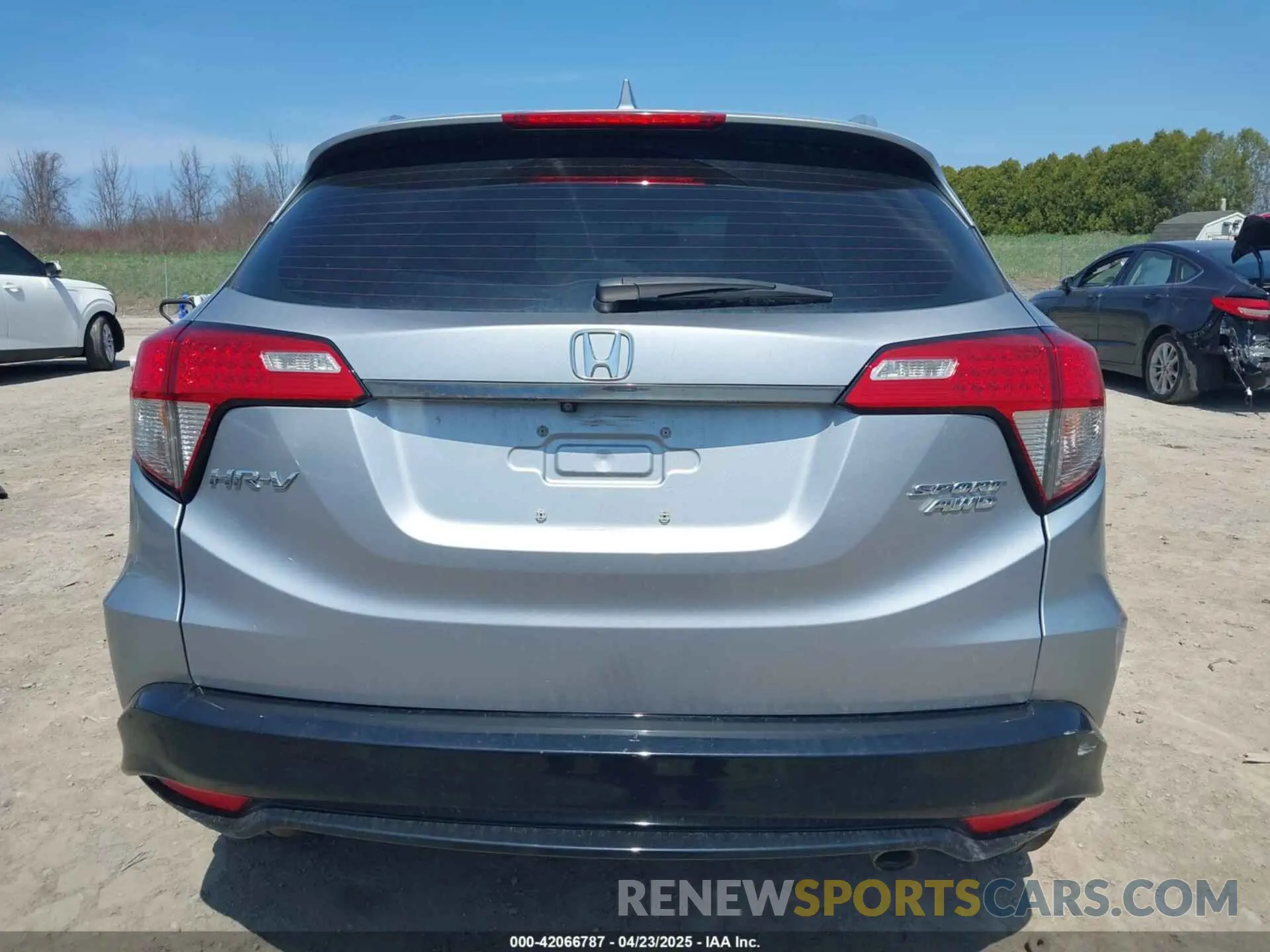 17 Photograph of a damaged car 3CZRU6H16KG709987 HONDA HR-V 2019