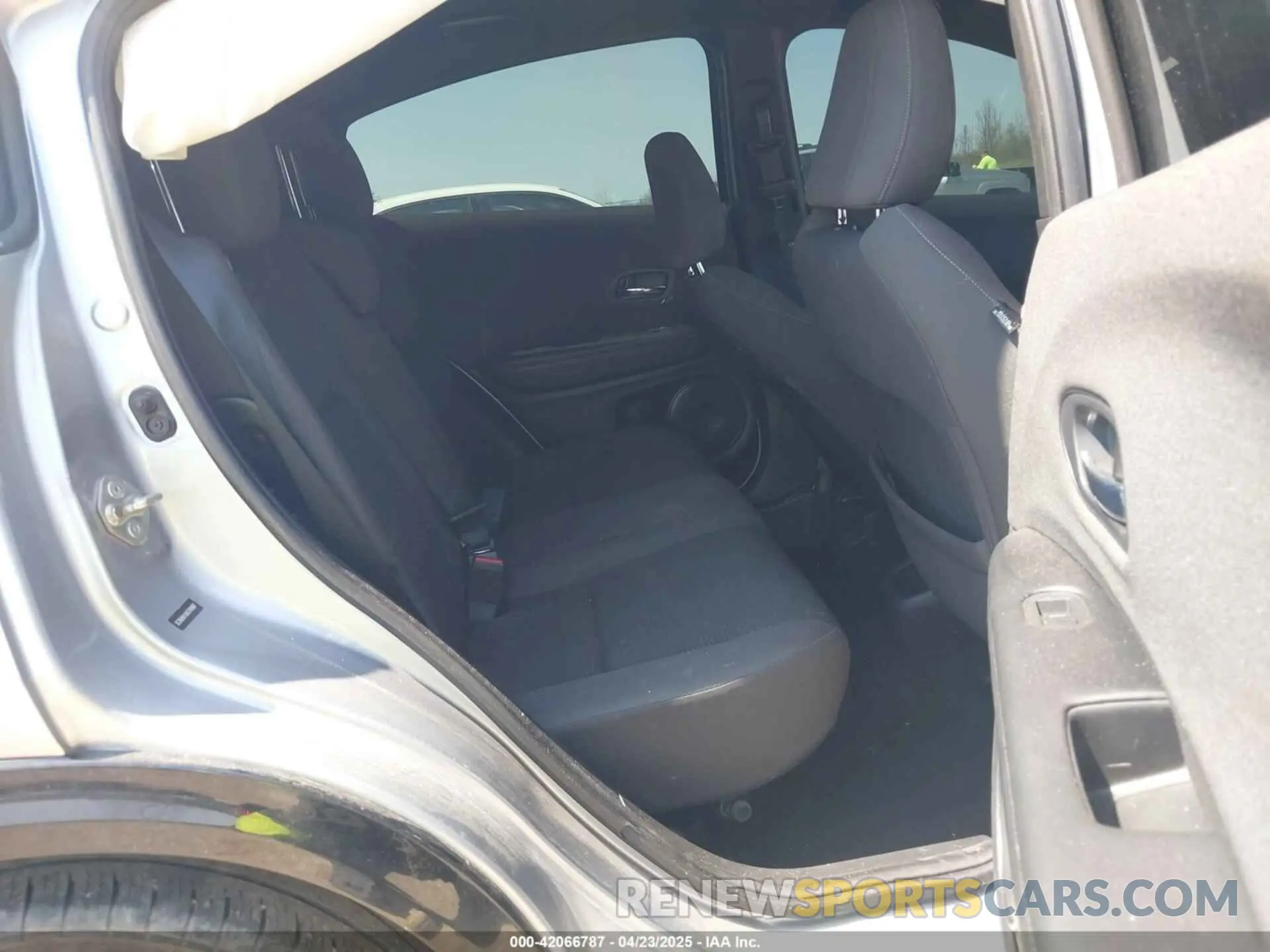 8 Photograph of a damaged car 3CZRU6H16KG709987 HONDA HR-V 2019
